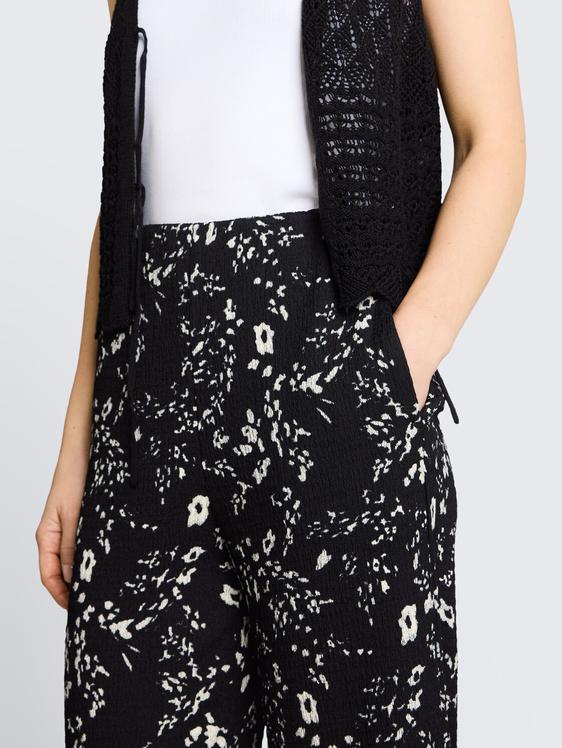 Crinkle Wide Leg Hose - black white flower print - Detail-Model-Ansicht