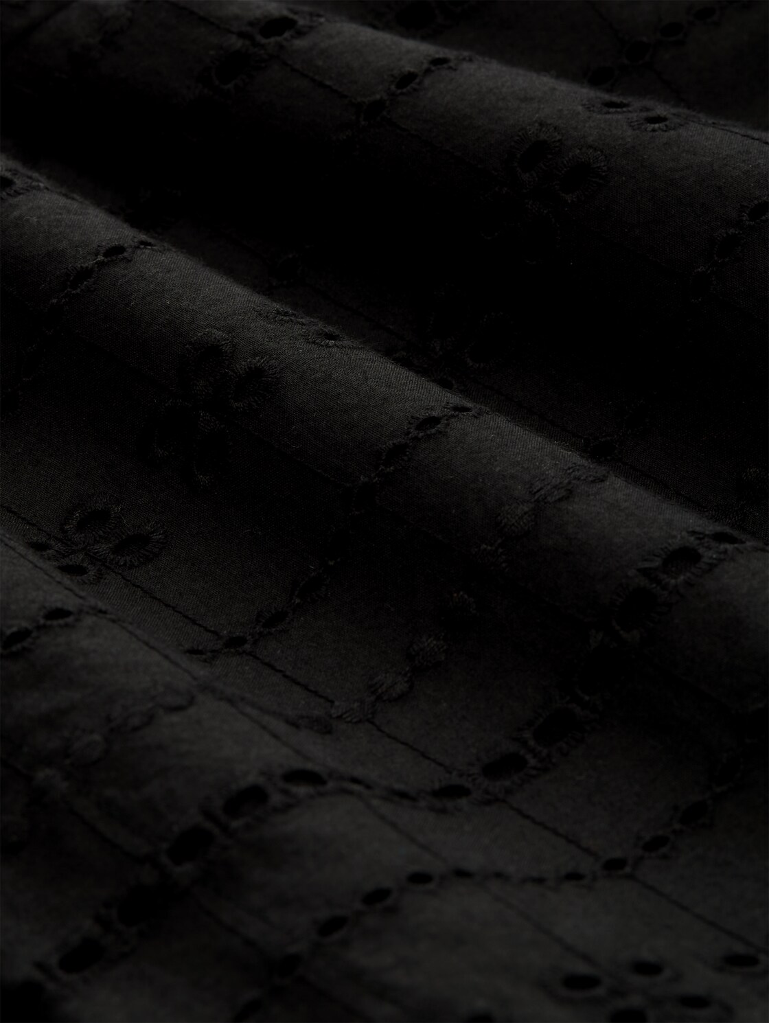 Shorts mit Lochstickerei - deep black - Material-Ansicht