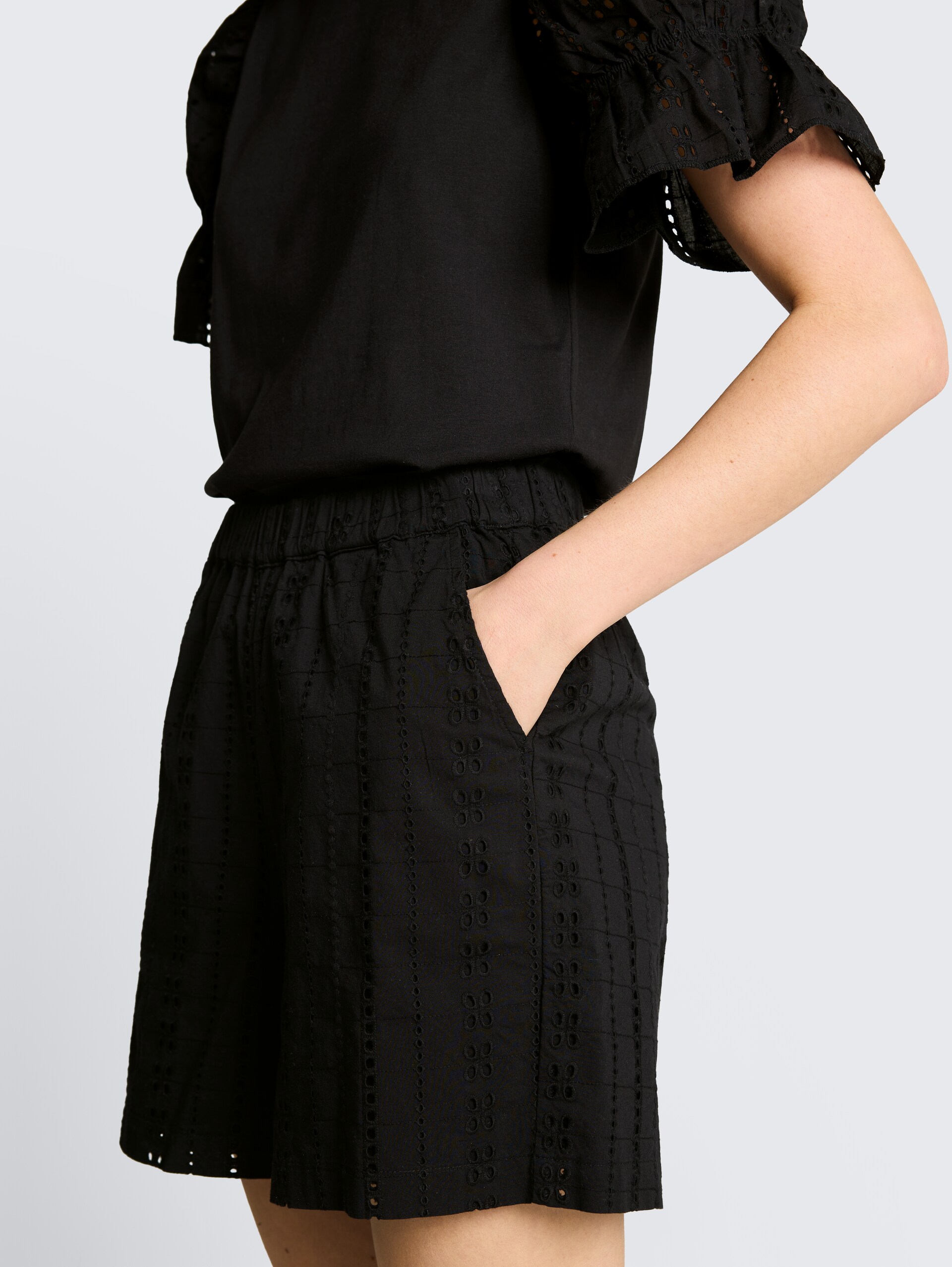Shorts mit Lochstickerei - deep black - Detail-Model-Ansicht