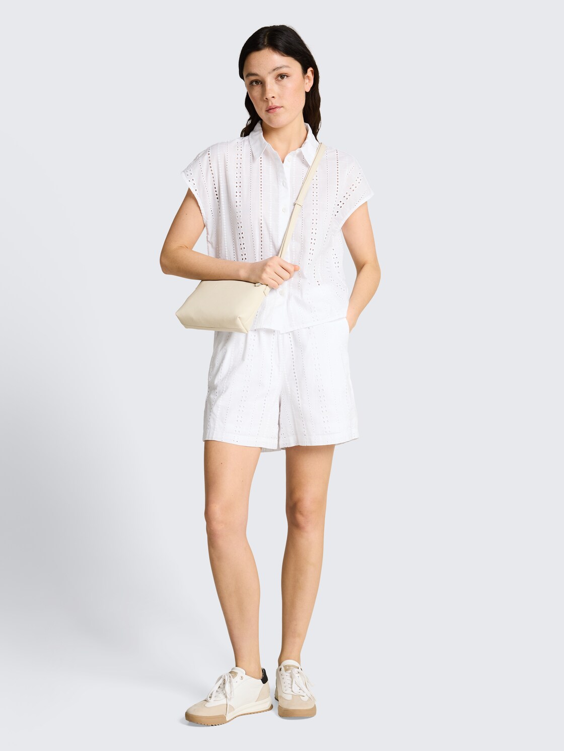 Shorts mit Lochstickerei - White - Model-Vorderansicht