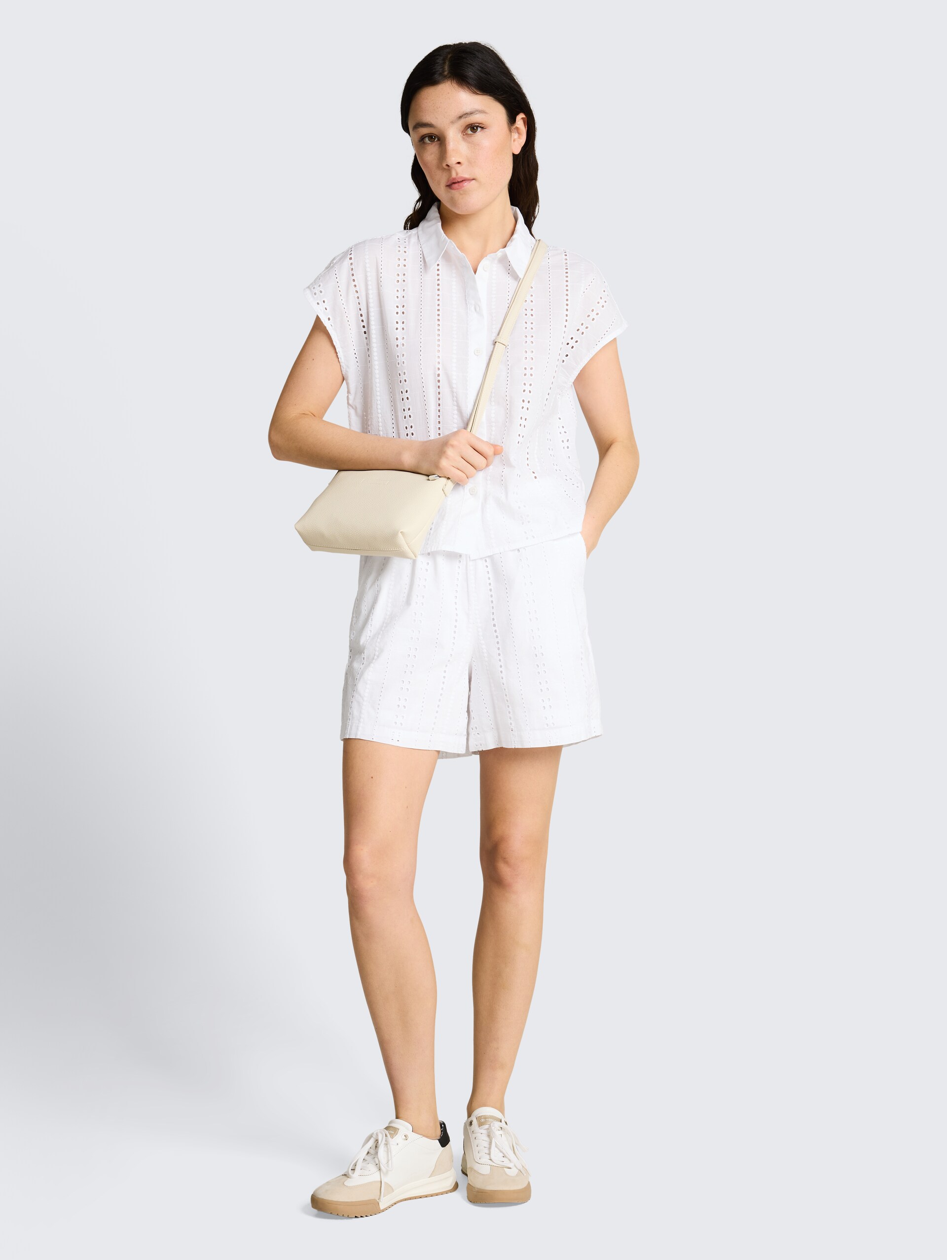 Shorts mit Lochstickerei - White - Model-Vorderansicht