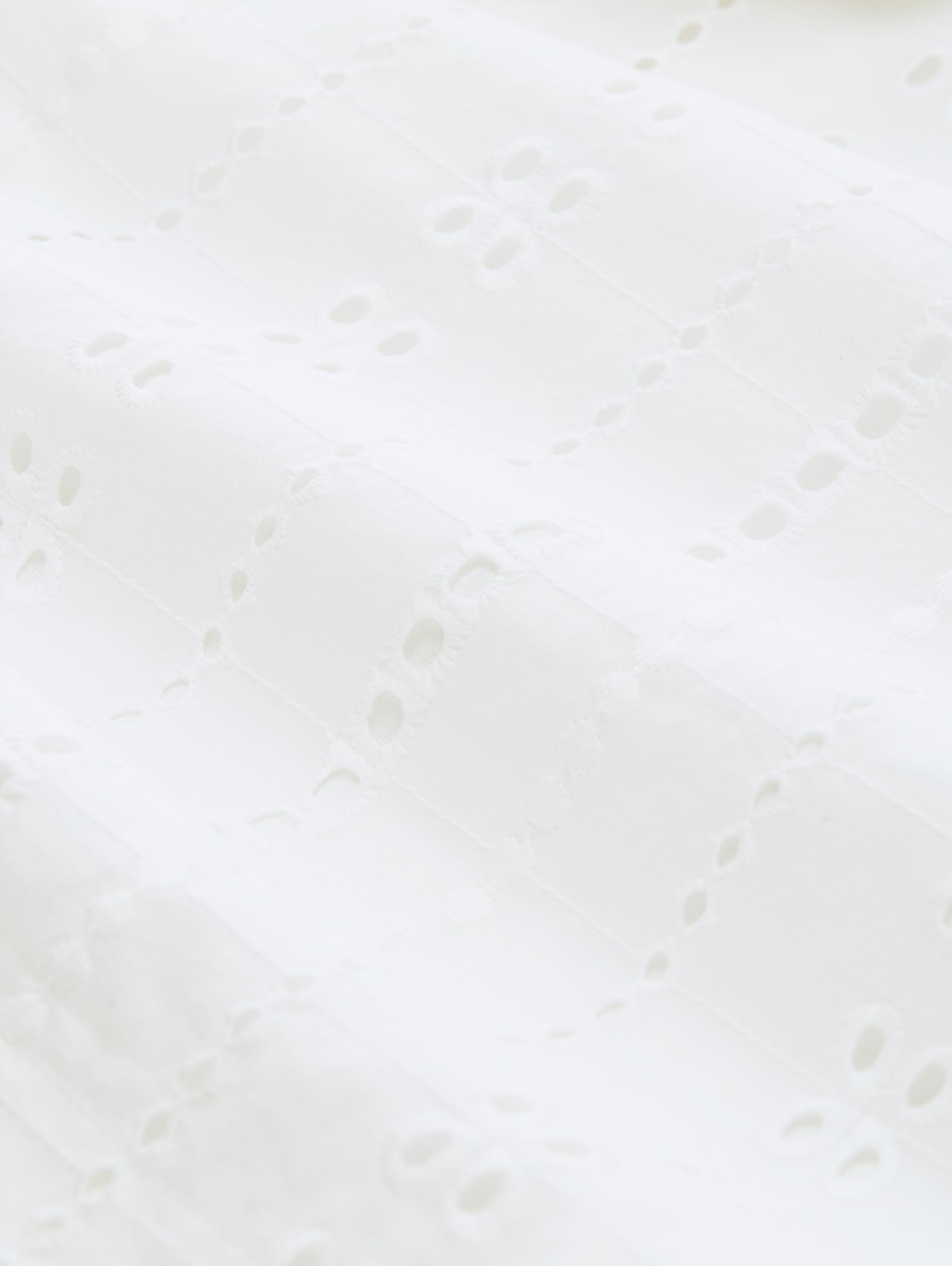 Shorts mit Lochstickerei - White - Material-Ansicht