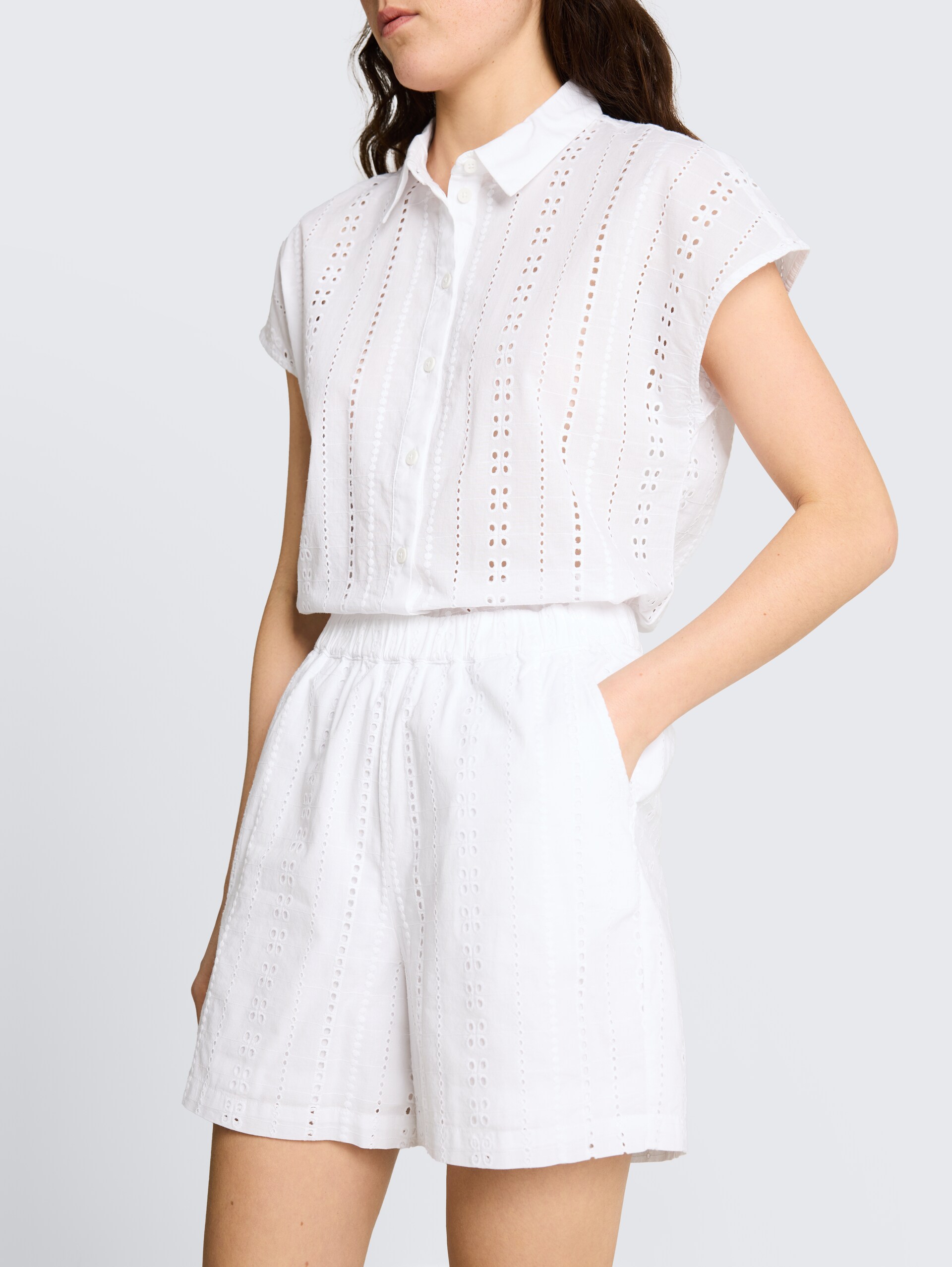 Shorts mit Lochstickerei - White - Detail-Model-Ansicht