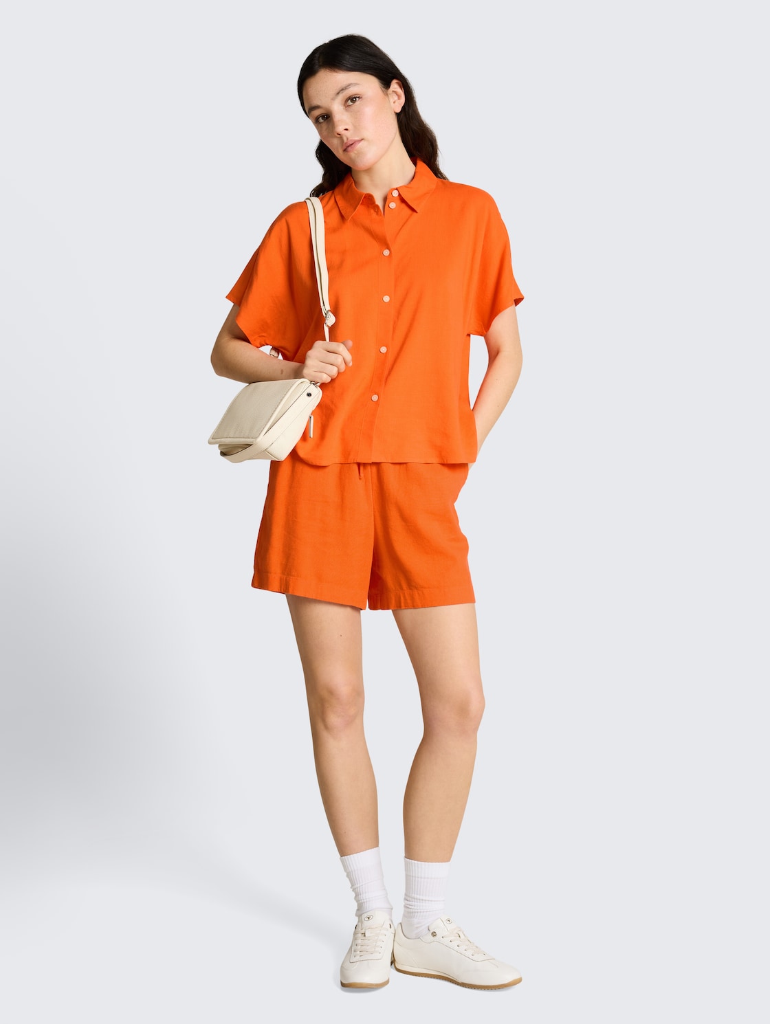 Loose Fit Shorts mit Leinenanteil - Fiery Orange - Model-Vorderansicht