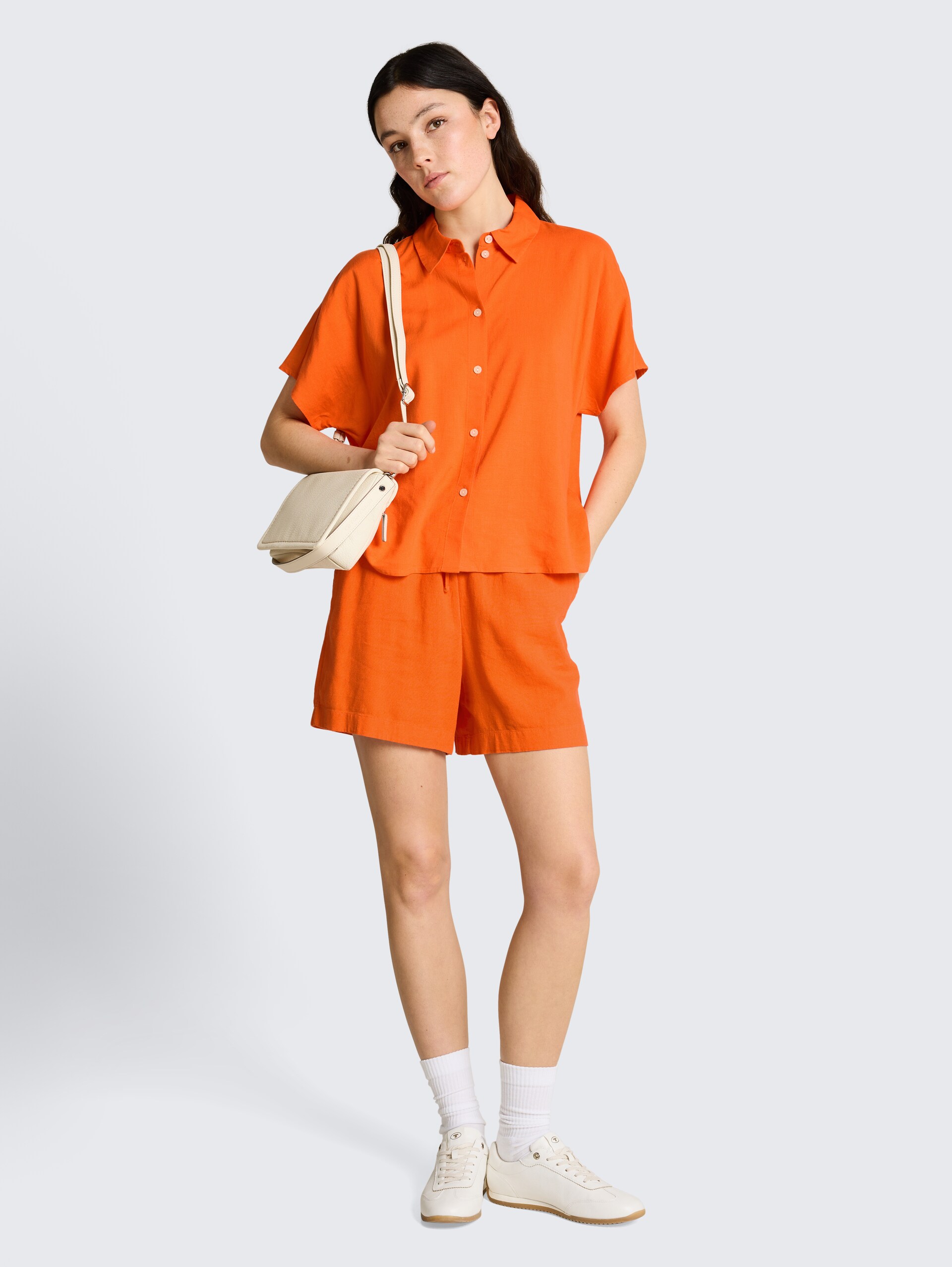 Loose-fit shorts with linen blend - Fiery Orange - Model front view