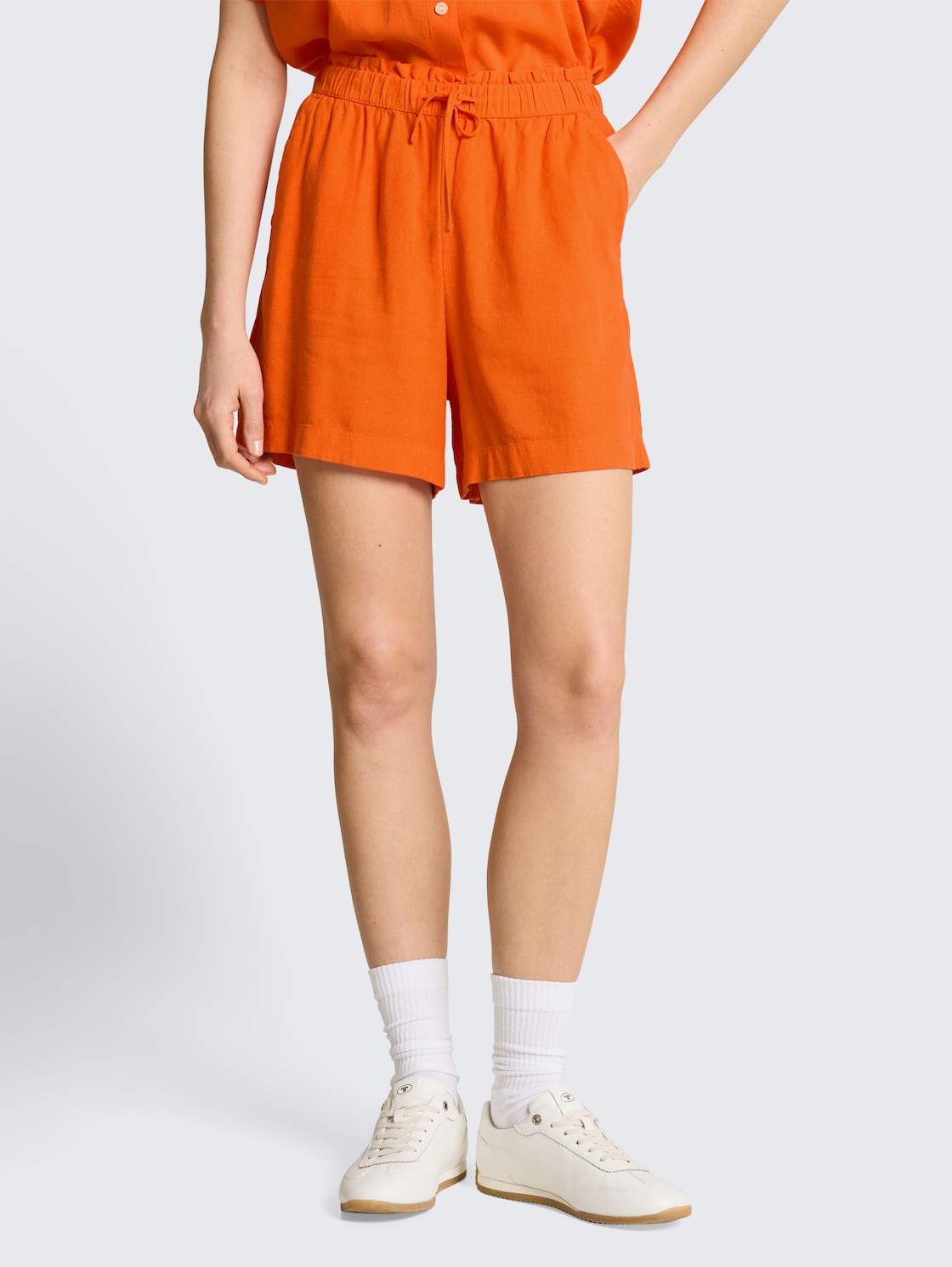 Loose Fit Shorts mit Leinenanteil - Fiery Orange - Ausschnitt Model-Vorderansicht