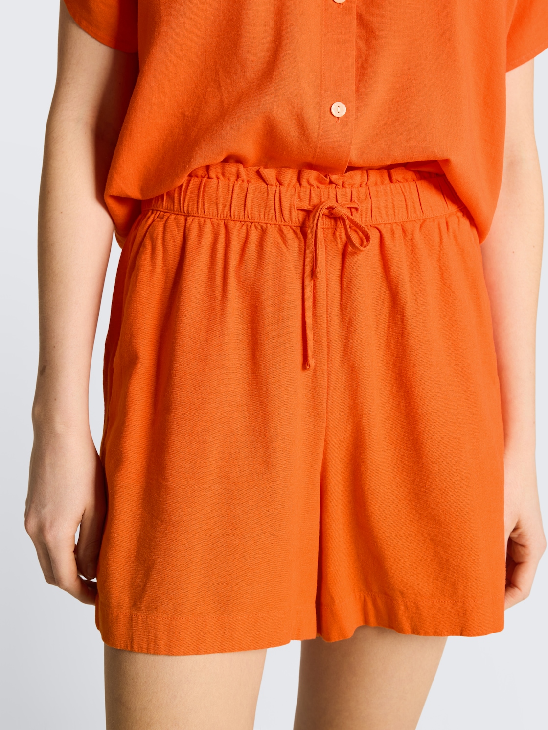 Loose Fit Shorts mit Leinenanteil - Fiery Orange - Detail-Model-Ansicht