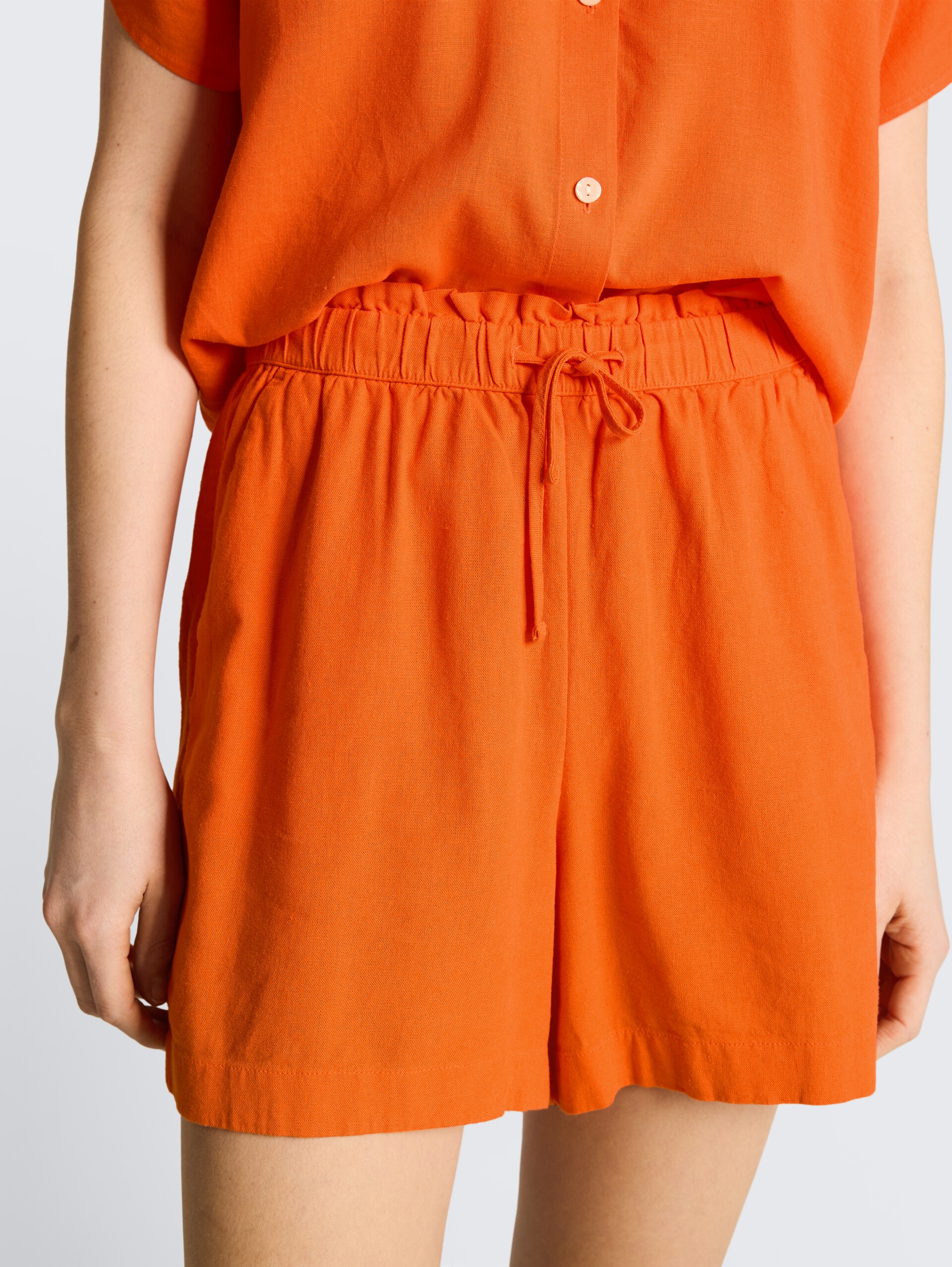 Loose-fit shorts with linen blend - Fiery Orange - Detail model view