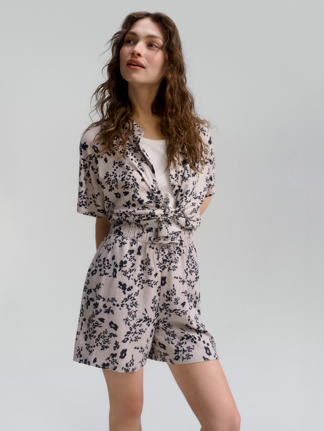 Loose-fit shorts with linen blend - beige black flower print