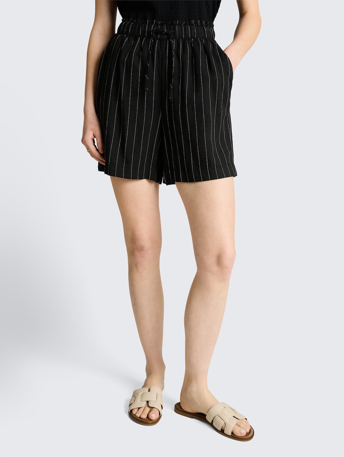 Loose Fit Shorts mit Leinenanteil - black beige vertical stripe - Ausschnitt Model-Vorderansicht