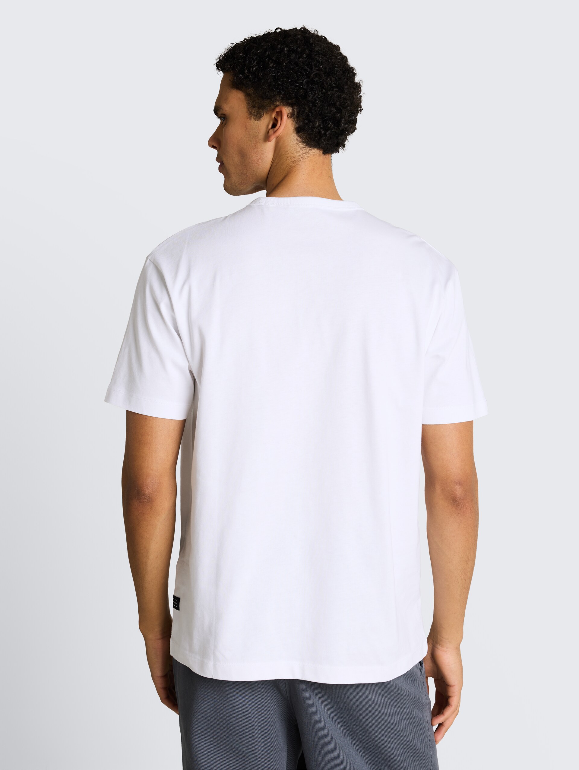 Relaxed fit T-shirt van katoen - White - Neklijn model-achteraanzicht