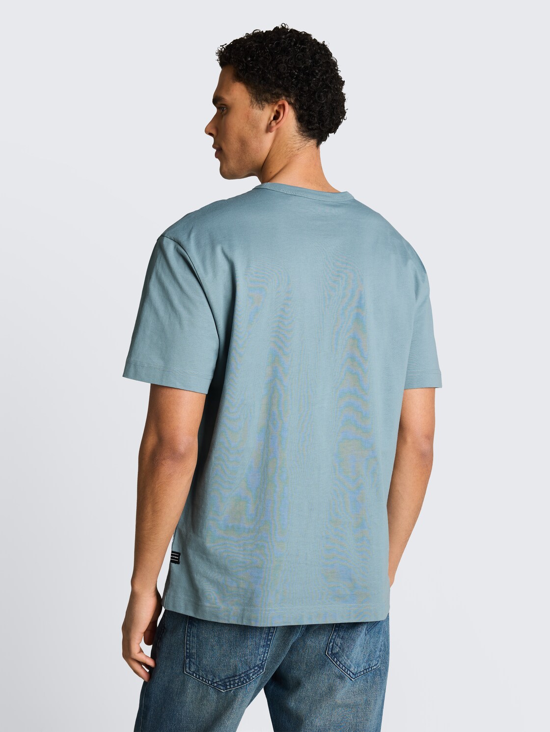 Relaxed Fit T-Shirt aus Baumwolle - citadel blue - Auschnitt Model-Rückansicht