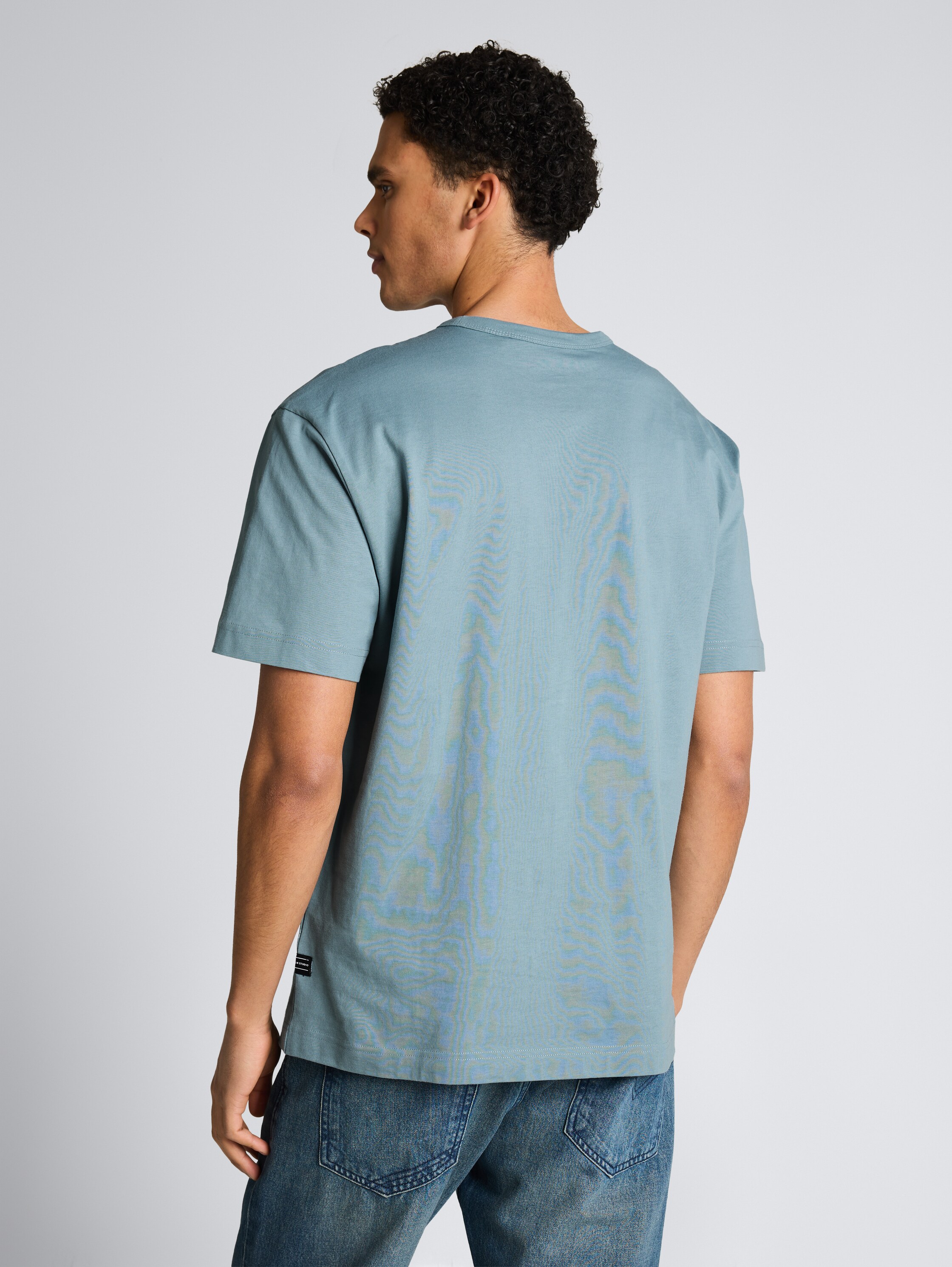 Relaxed Fit T-Shirt aus Baumwolle - citadel blue - Auschnitt Model-Rückansicht