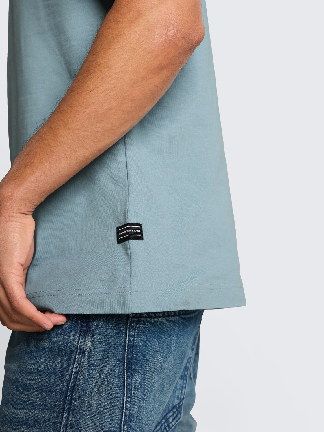 Relaxed Fit T-Shirt aus Baumwolle - citadel blue - Detail-Model-Ansicht