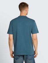 Relaxed fit T-shirt van katoen - tide petrol - Neklijn model-achteraanzicht