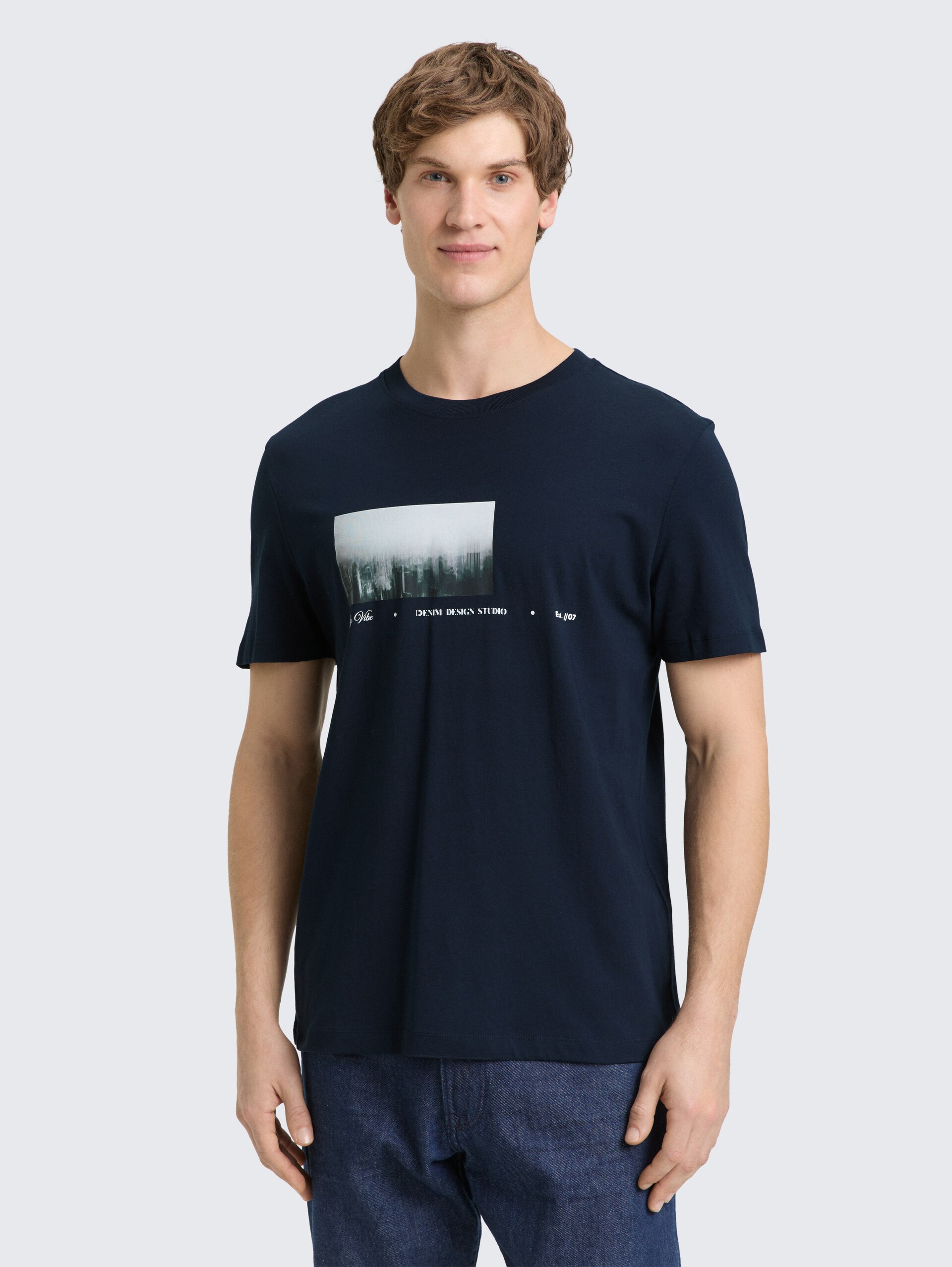 T-Shirt mit Fotoprint - sky captain blue - Ausschnitt Model-Vorderansicht