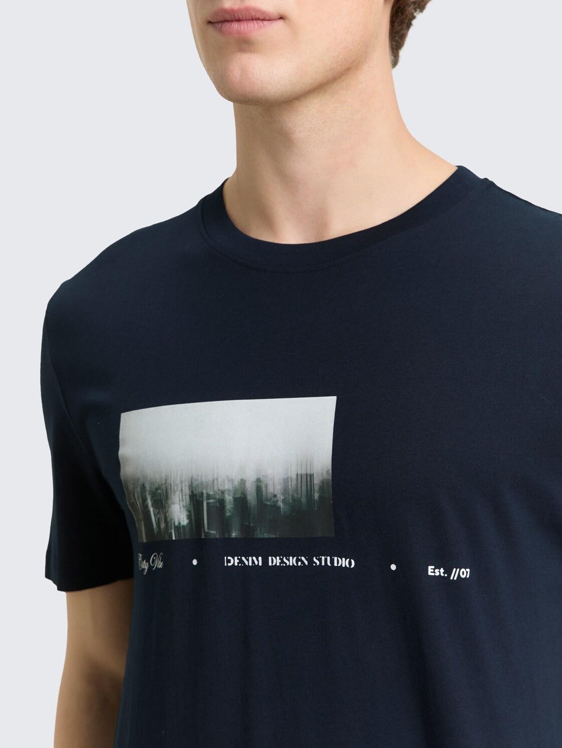 T-Shirt mit Fotoprint - sky captain blue - Detail-Model-Ansicht