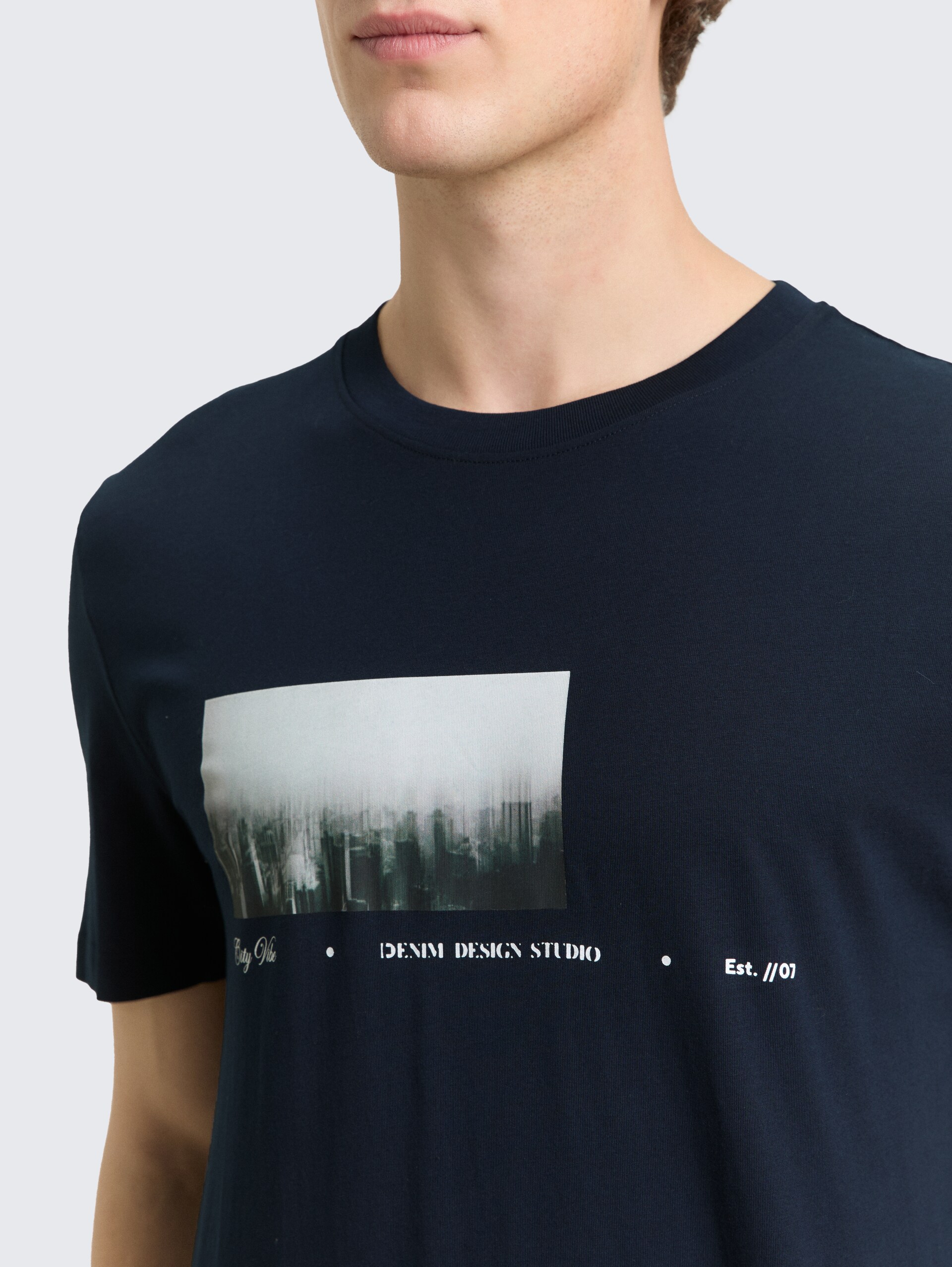 T-Shirt mit Fotoprint - sky captain blue - Detail-Model-Ansicht