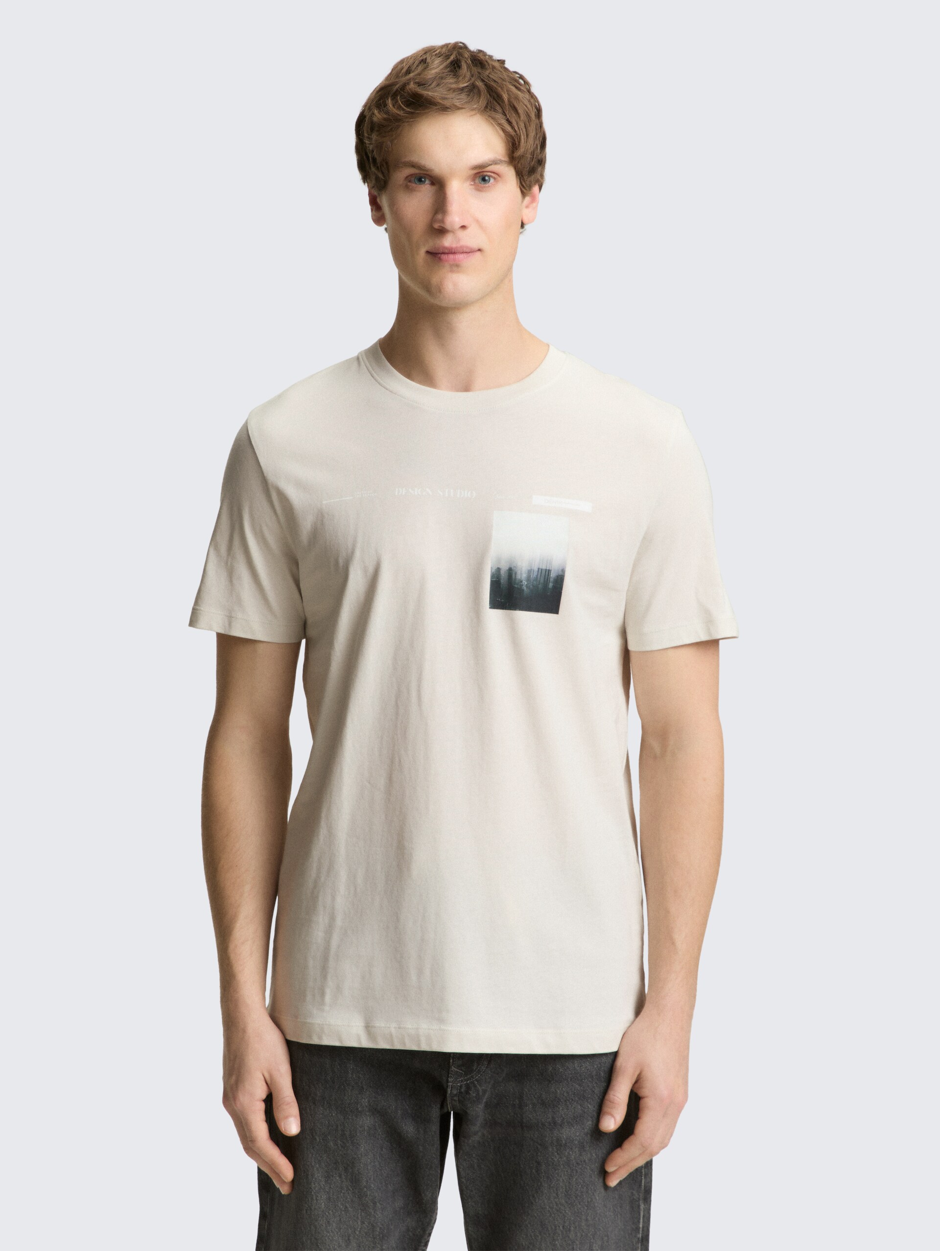 T-Shirt mit Fotoprint - greyish white - Ausschnitt Model-Vorderansicht