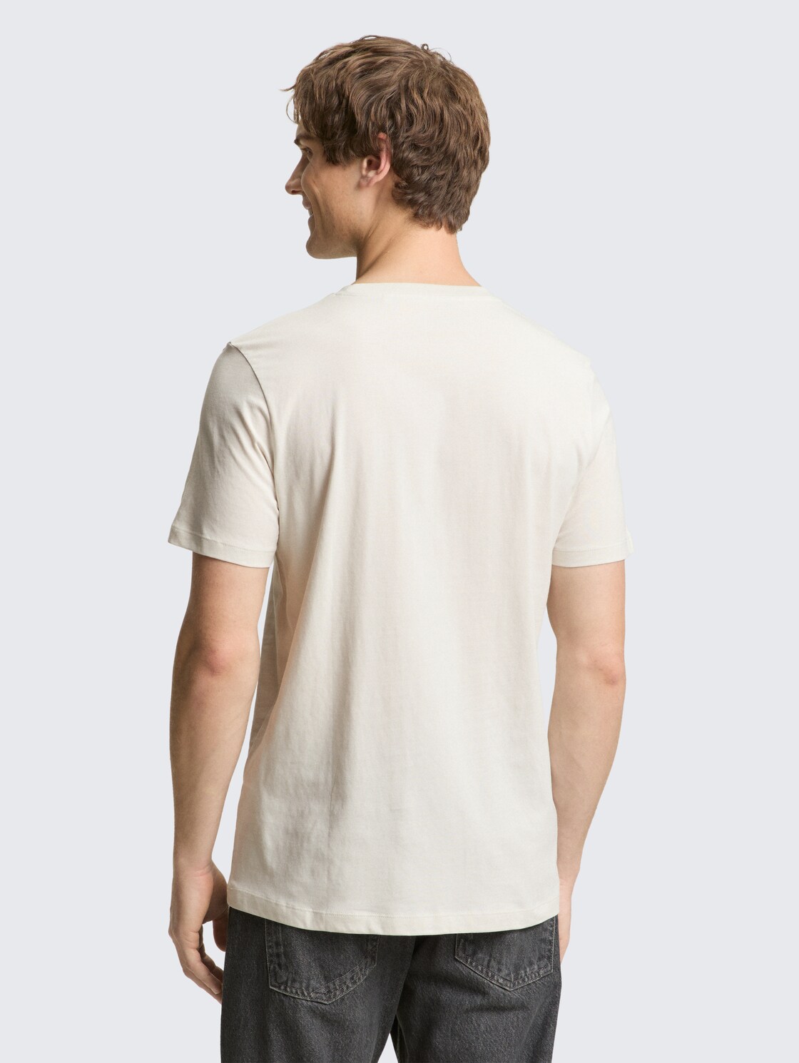 T-Shirt mit Fotoprint - greyish white - Auschnitt Model-Rückansicht