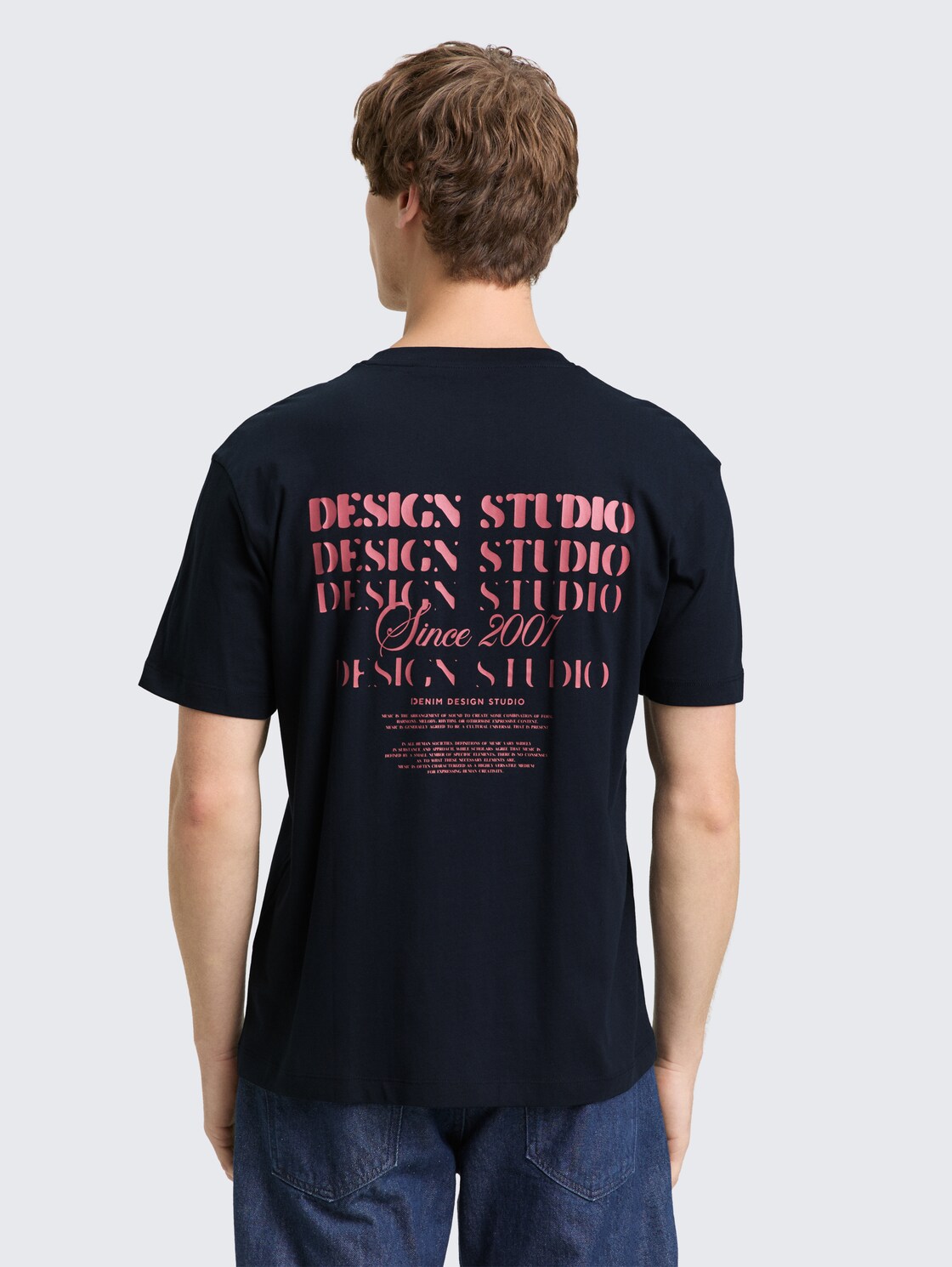 Relaxed Fit T-Shirt mit Rückenprint - sky captain blue - Auschnitt Model-Rückansicht