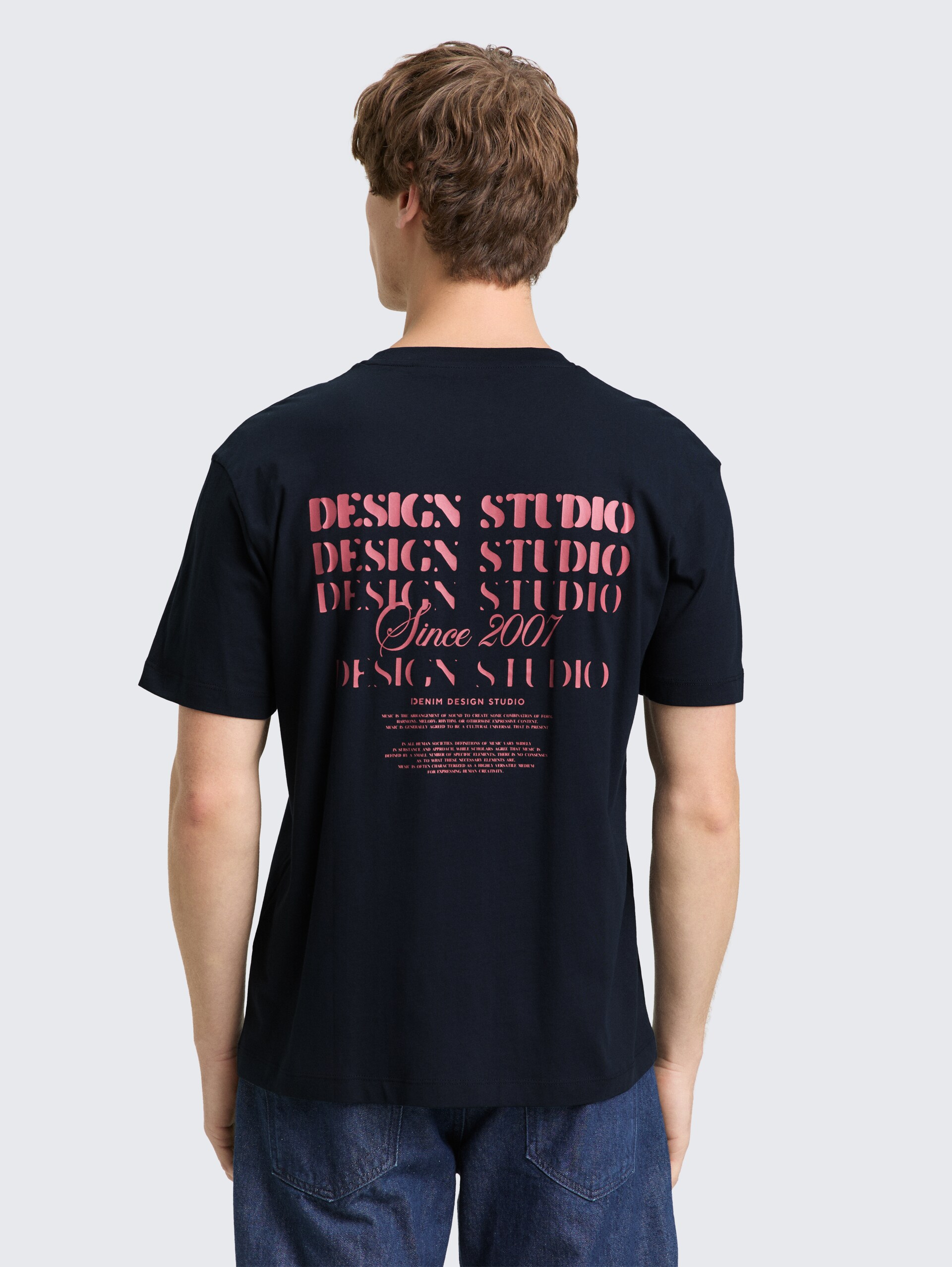 Relaxed Fit T-Shirt mit Rückenprint - sky captain blue - Auschnitt Model-Rückansicht