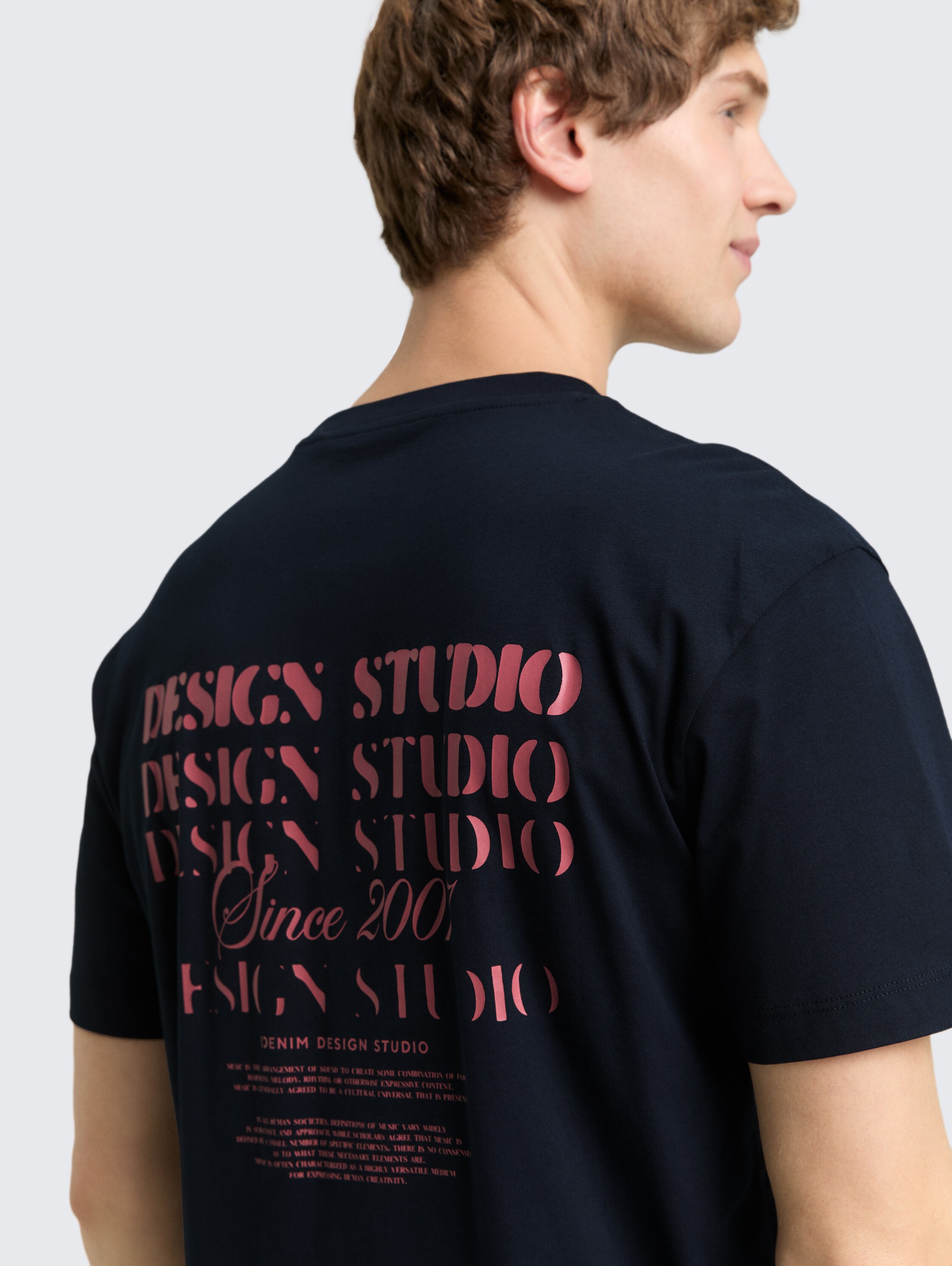 Relaxed Fit T-Shirt mit Rückenprint - sky captain blue - Detail-Model-Ansicht