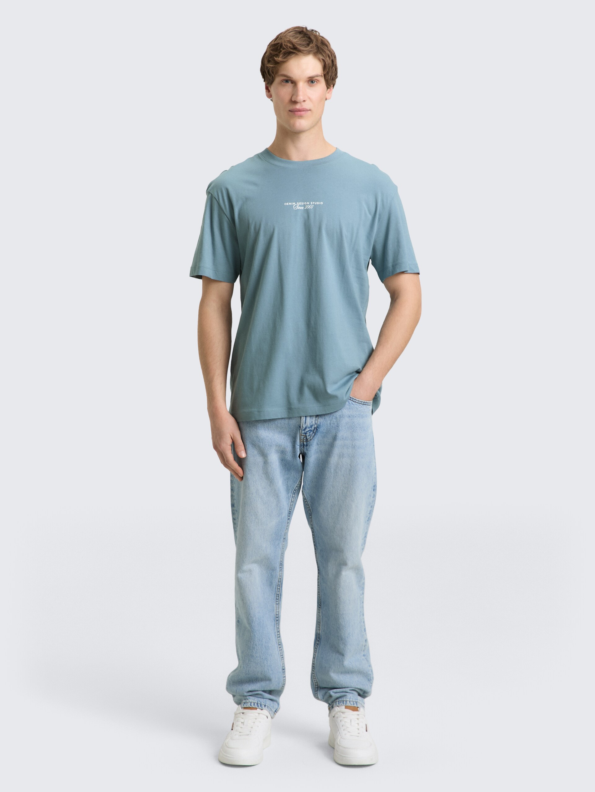 Relaxed Fit T-Shirt mit Rückenprint - citadel blue - Model-Vorderansicht