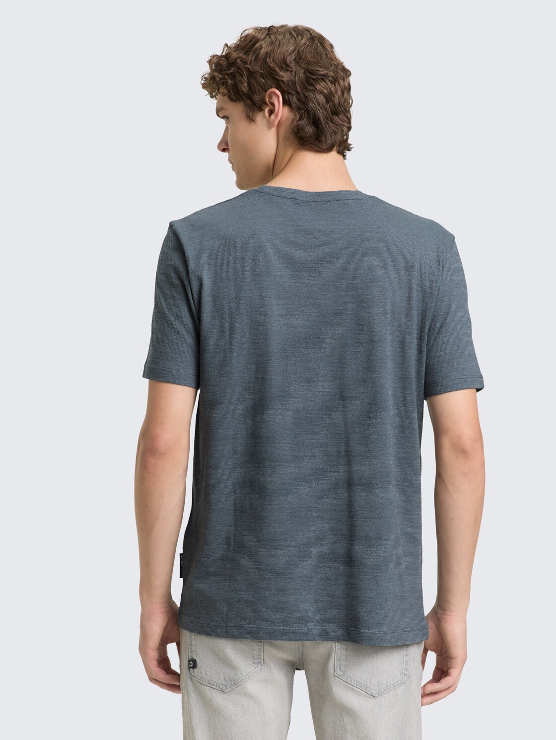 T-Shirt in Melange-Optik - urban medium grey melange - Auschnitt Model-Rückansicht