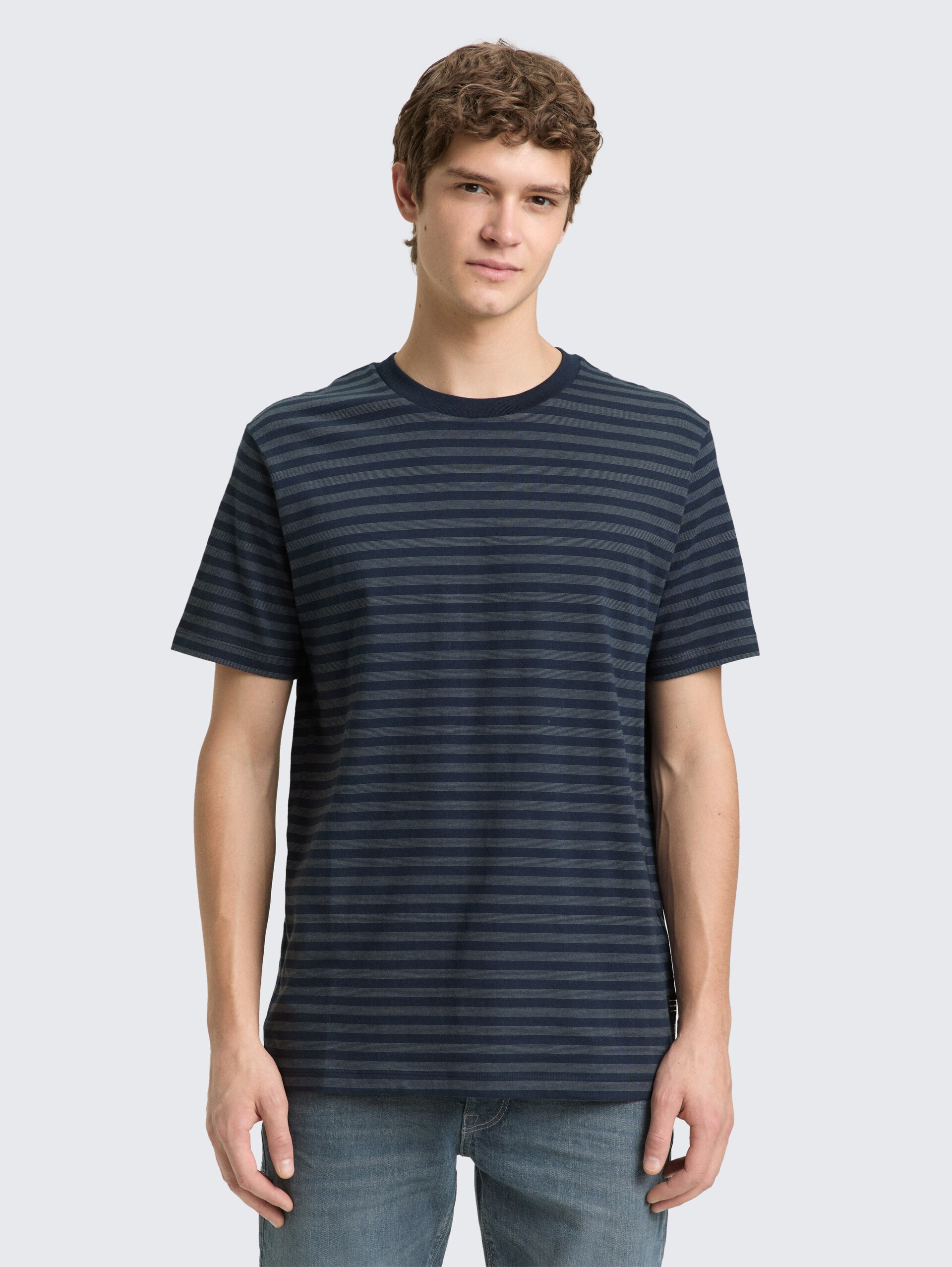 T-Shirt mit Streifenmuster - navy grey yd stripe - Ausschnitt Model-Vorderansicht
