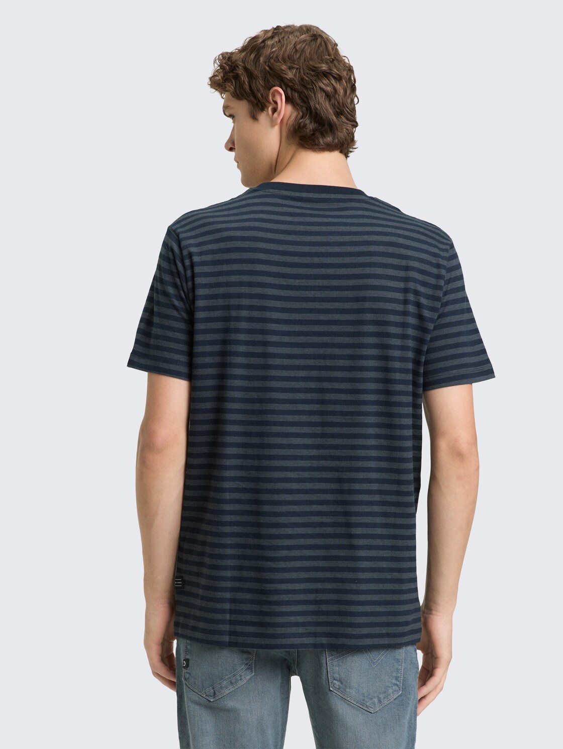 T-Shirt mit Streifenmuster - navy grey yd stripe - Auschnitt Model-Rückansicht