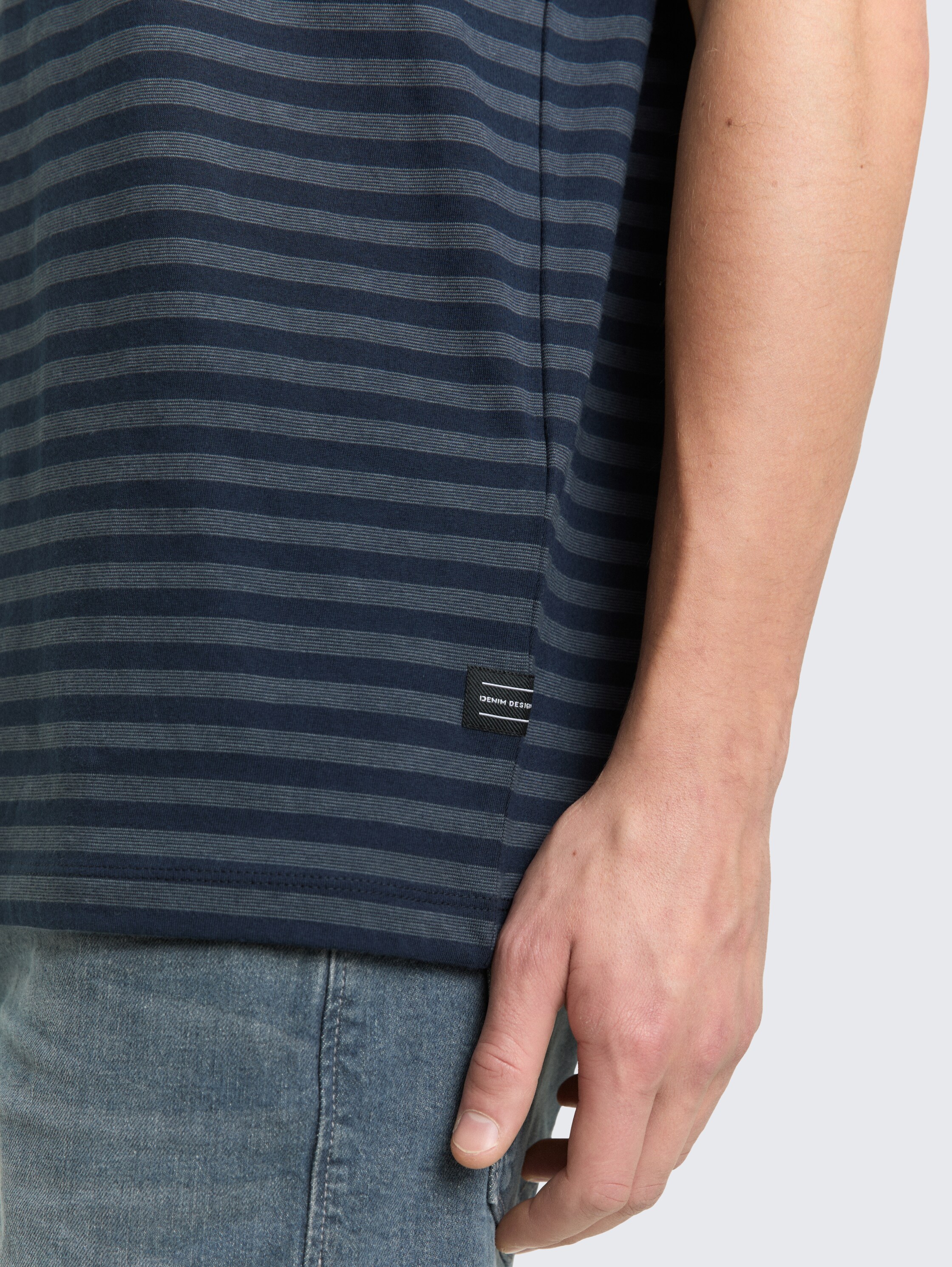 T-Shirt mit Streifenmuster - navy grey yd stripe - Detail-Model-Ansicht