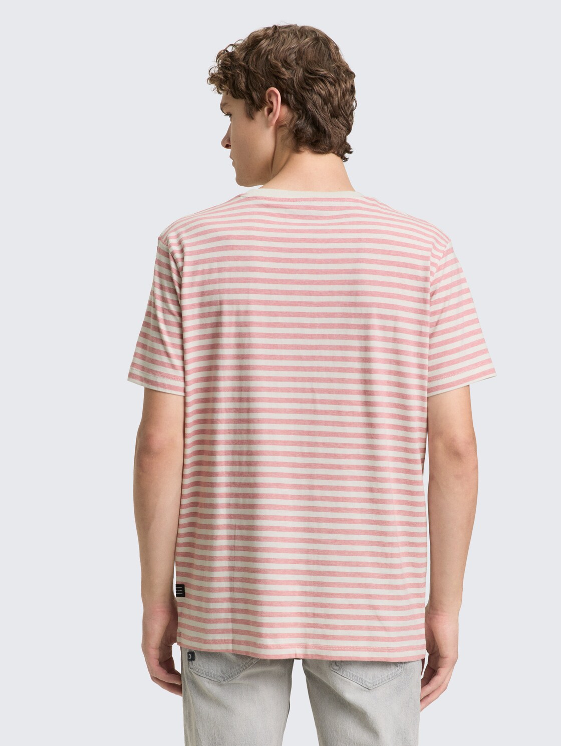 T-Shirt mit Streifenmuster - rose white yd stripe - Auschnitt Model-Rückansicht