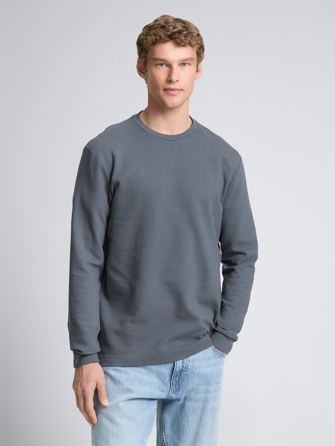 Langarmshirt aus Baumwolle - urban medium grey - Ausschnitt Model-Vorderansicht
