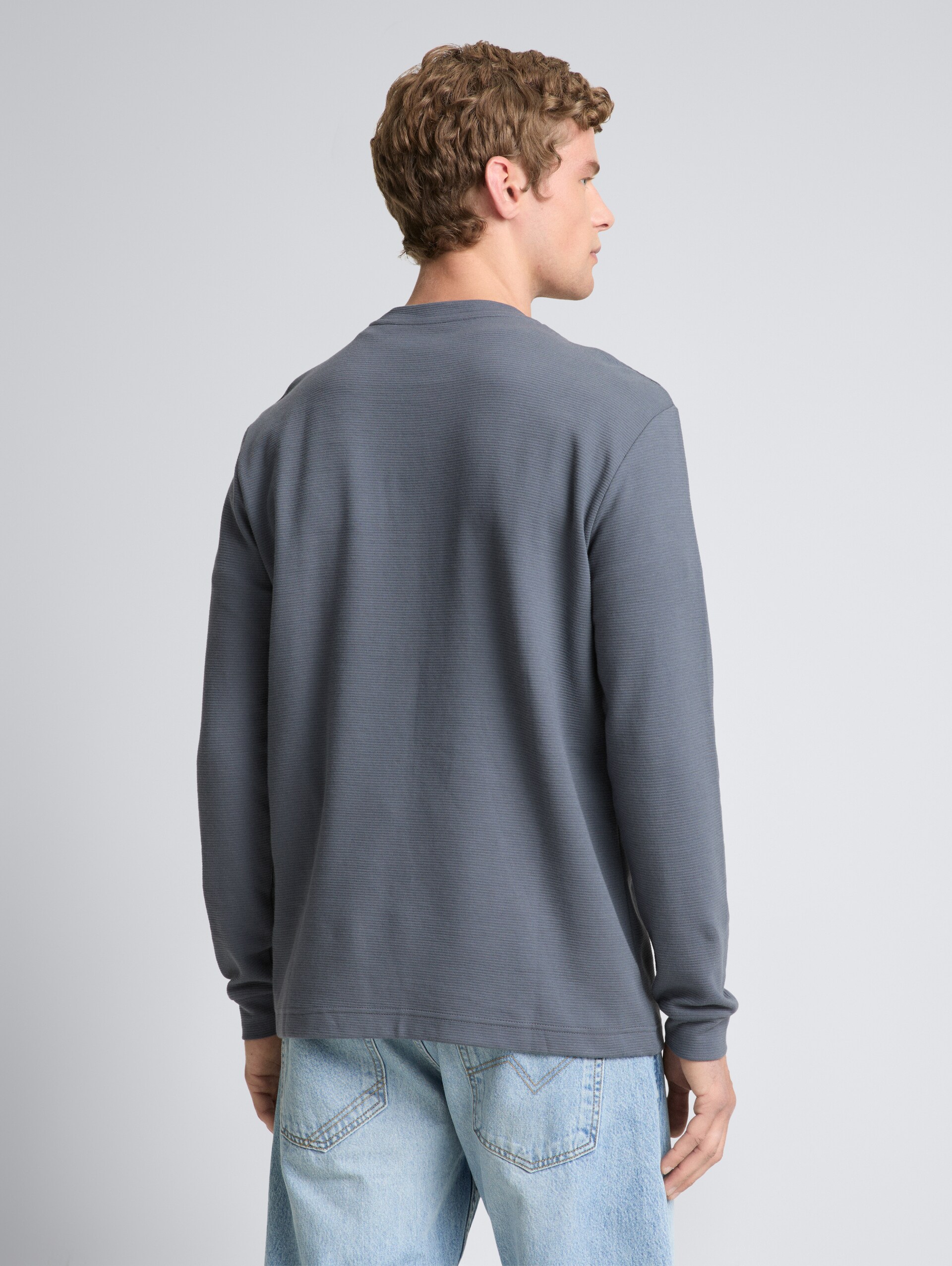 Langarmshirt aus Baumwolle - urban medium grey - Auschnitt Model-Rückansicht