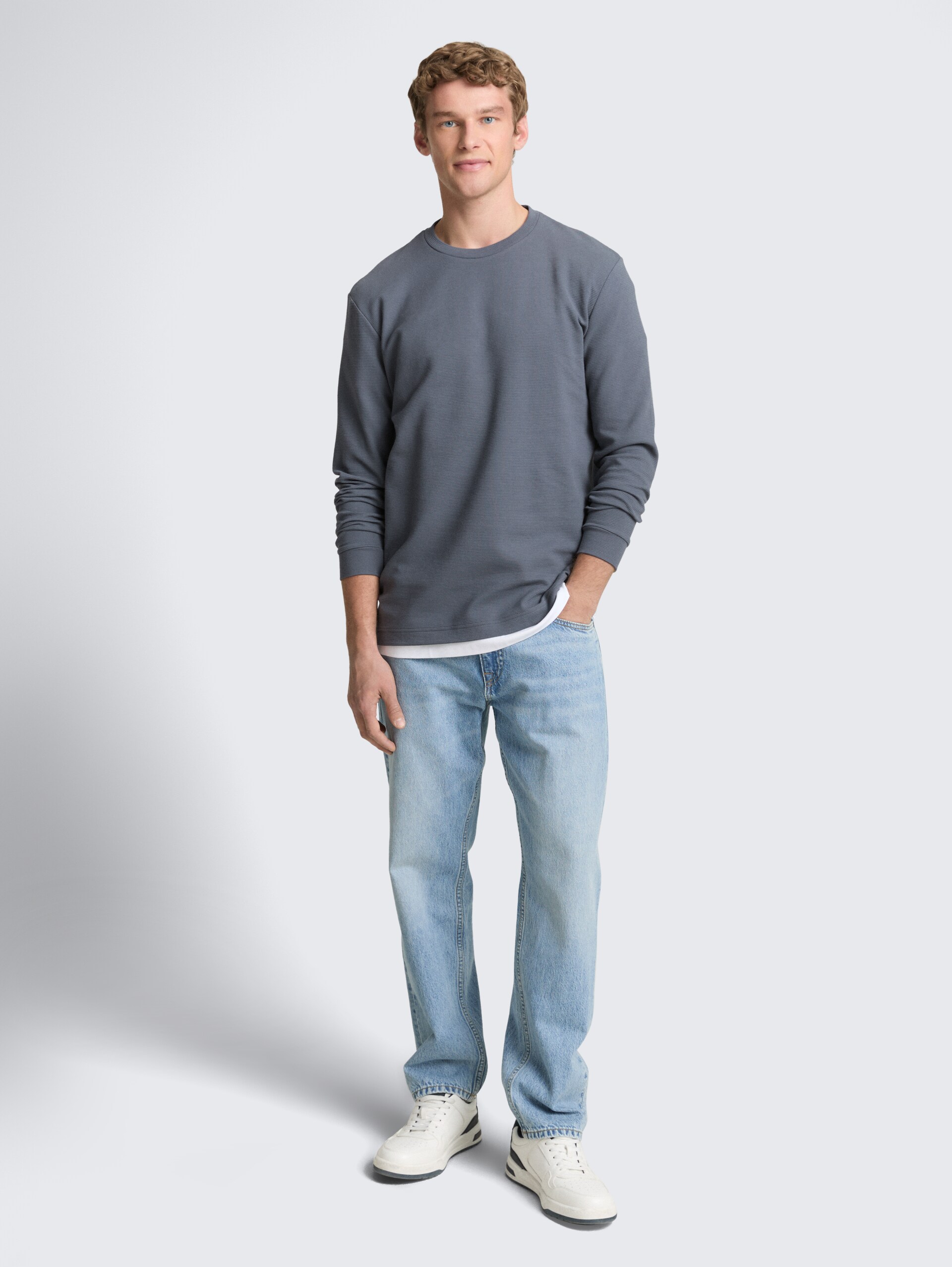 Langarmshirt aus Baumwolle - urban medium grey - Model-Vorderansicht