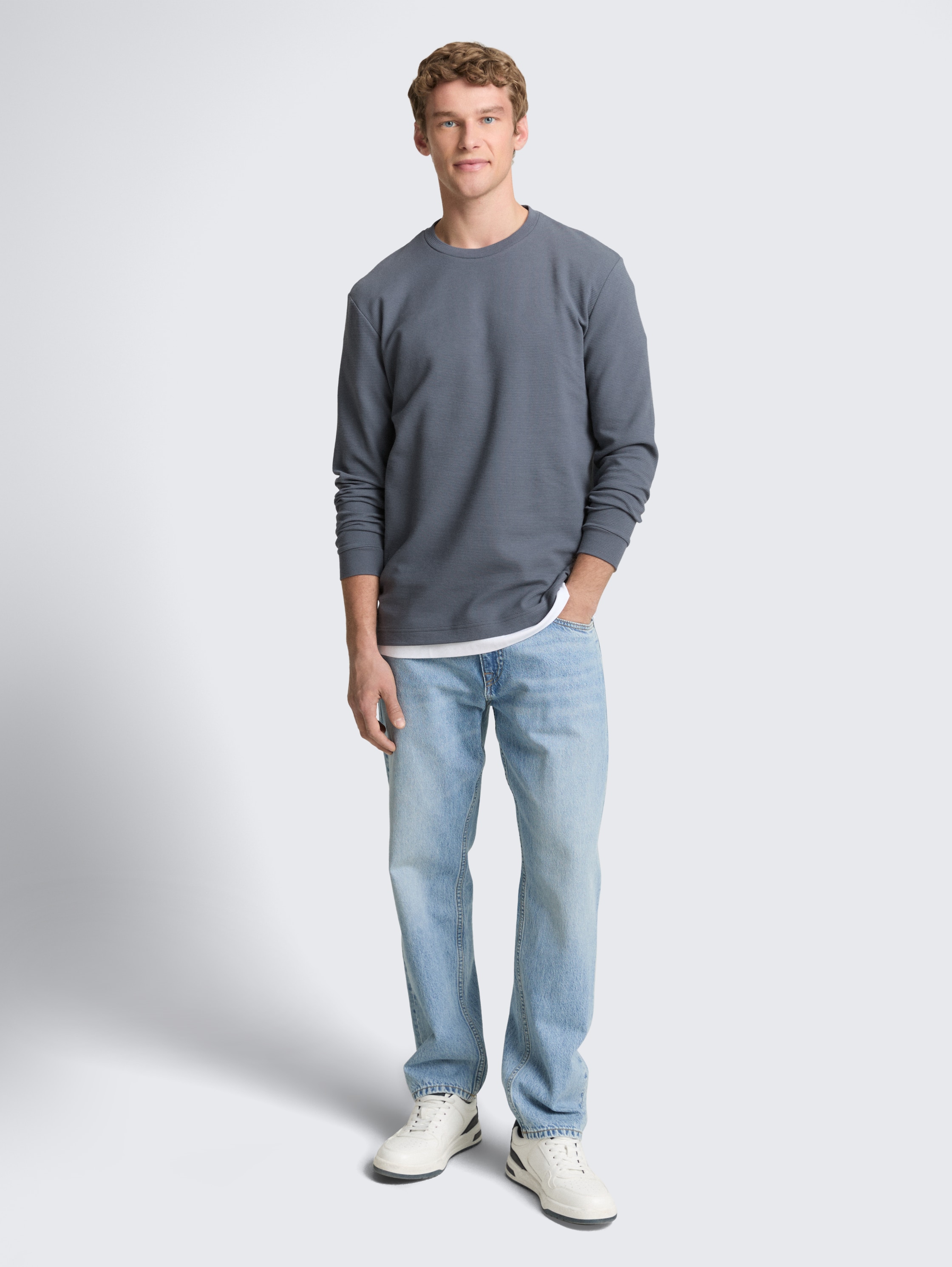 Langarmshirt aus Baumwolle - urban medium grey - Model-Vorderansicht