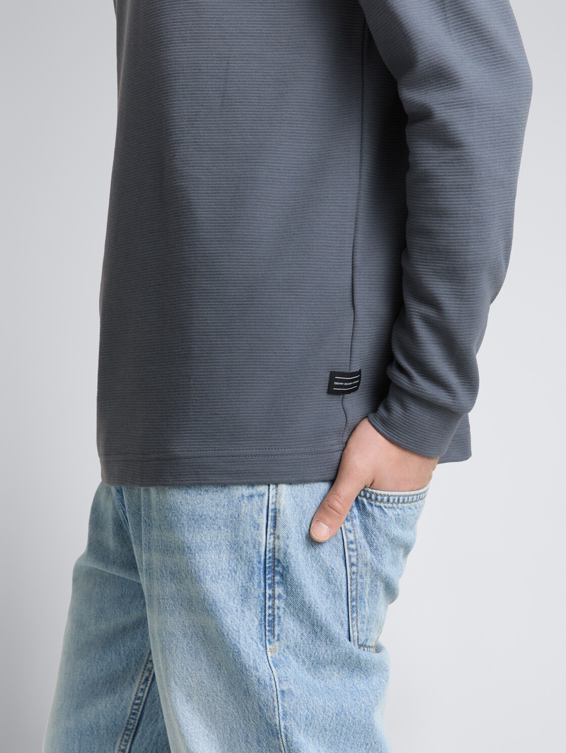 Langarmshirt aus Baumwolle - urban medium grey - Detail-Model-Ansicht