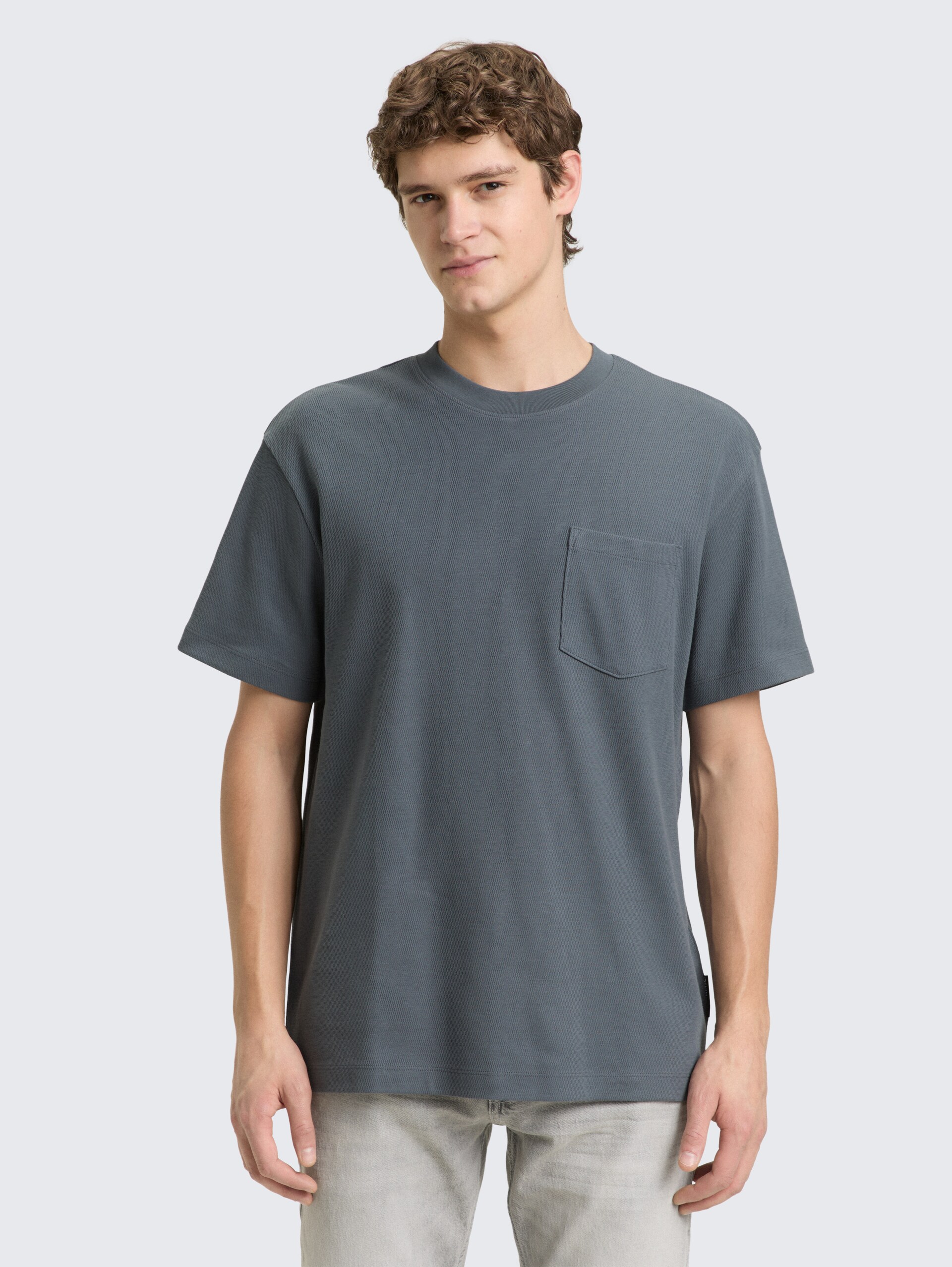 Relaxed Fit T-Shirt mit Brusttasche - urban medium grey - Ausschnitt Model-Vorderansicht