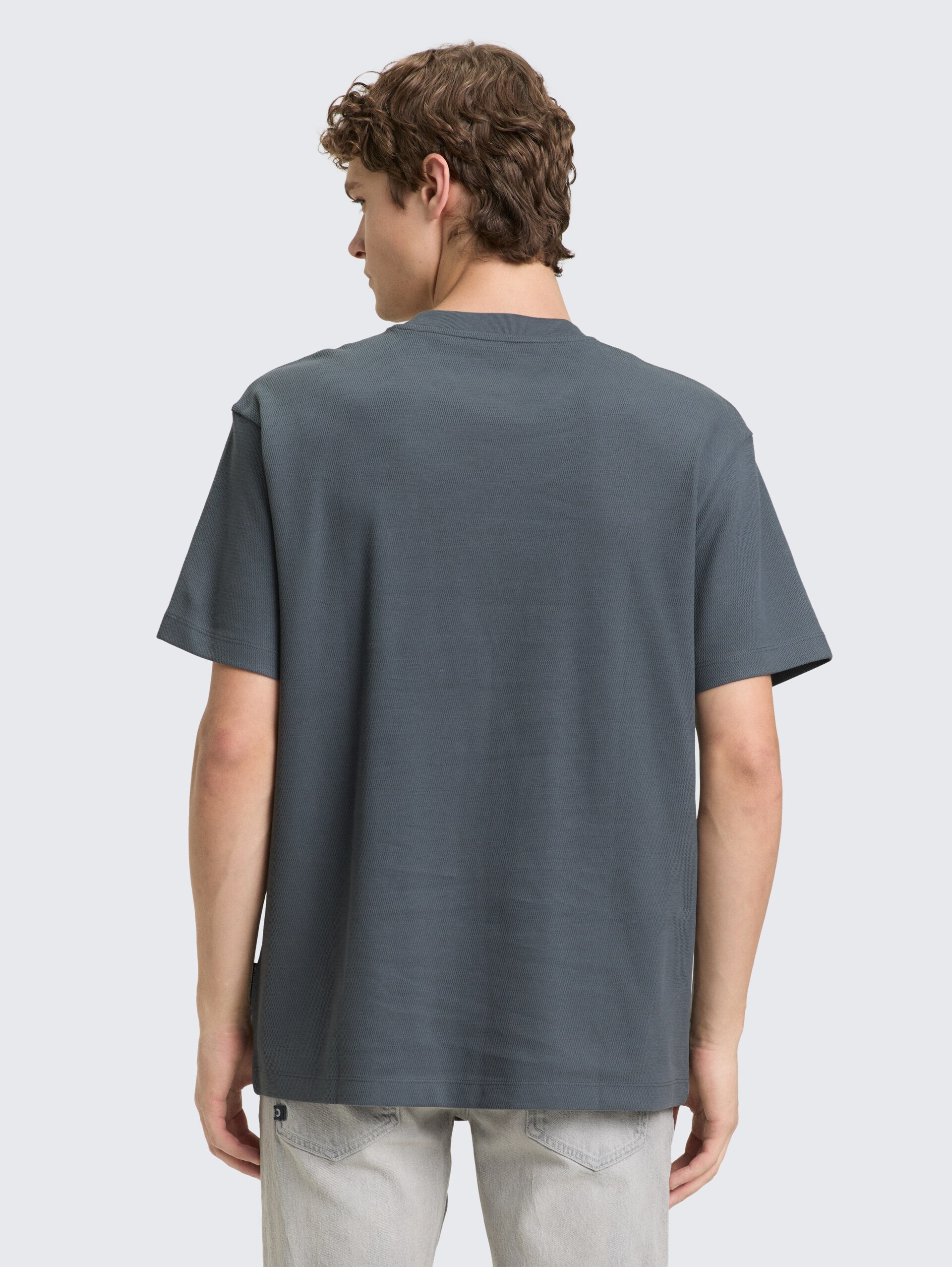 Relaxed Fit T-Shirt mit Brusttasche - urban medium grey - Auschnitt Model-Rückansicht