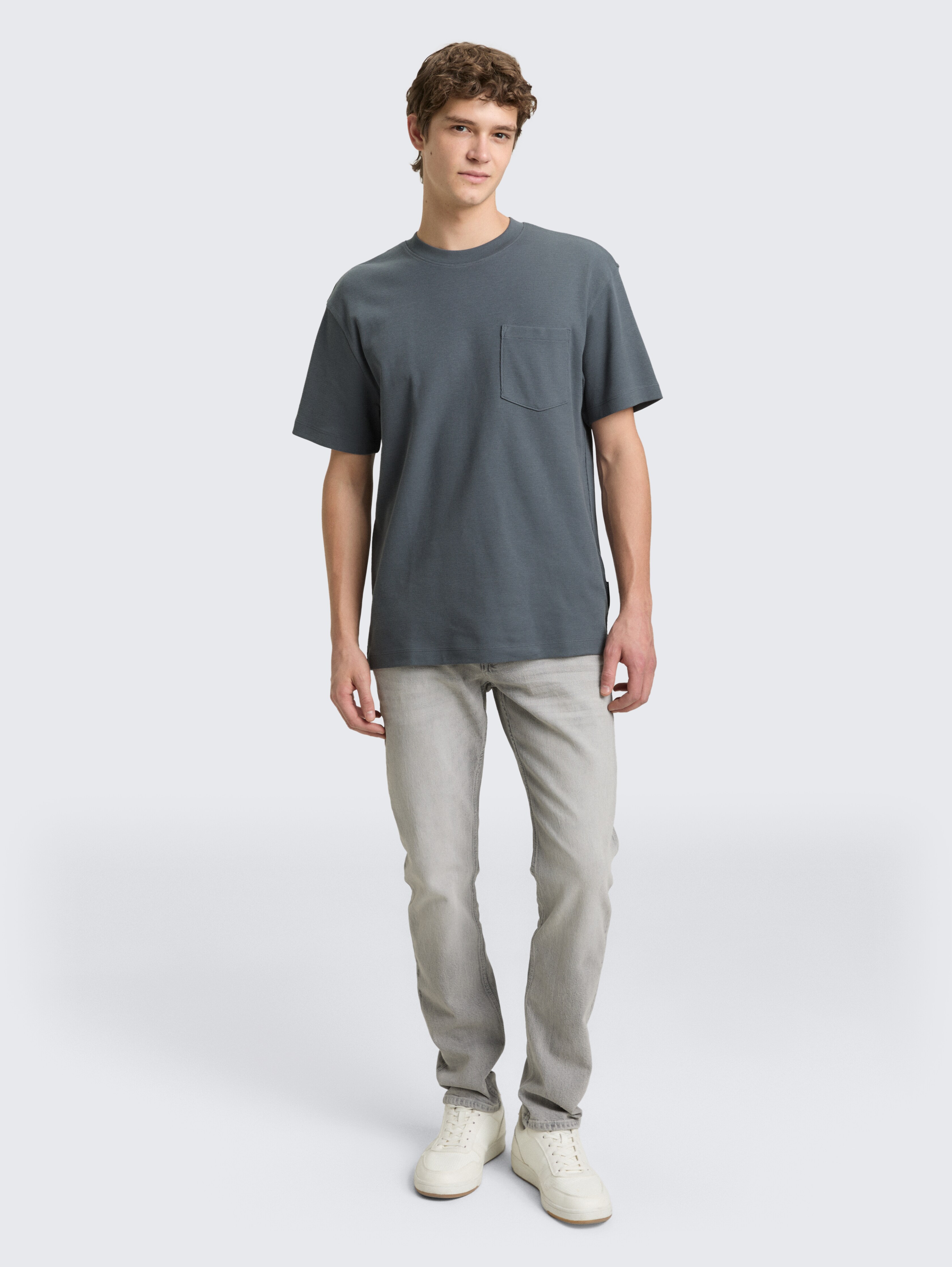 Relaxed Fit T-Shirt mit Brusttasche von Denim Male, urban medium grey