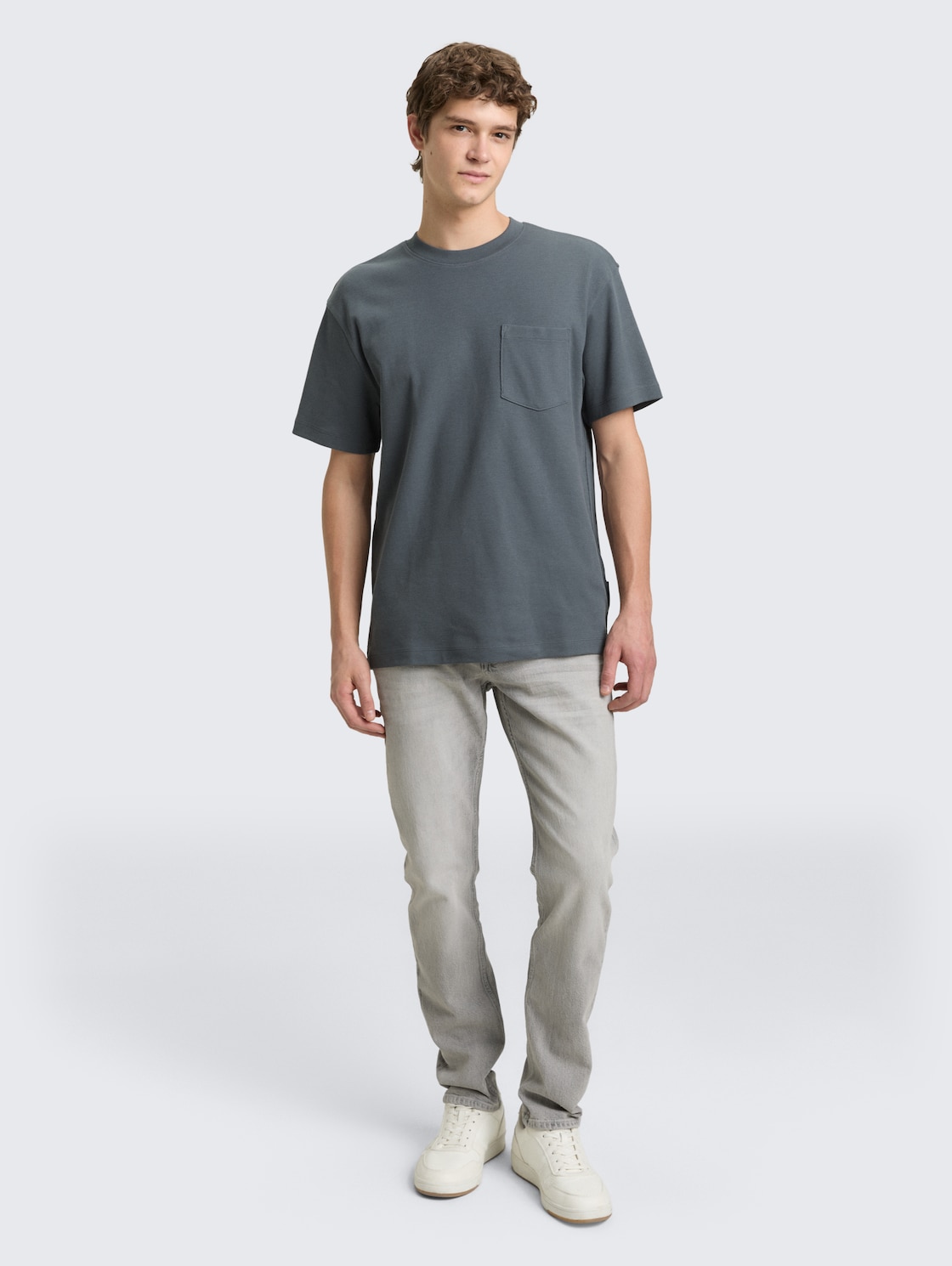 Relaxed Fit T-Shirt mit Brusttasche - urban medium grey - Model-Vorderansicht