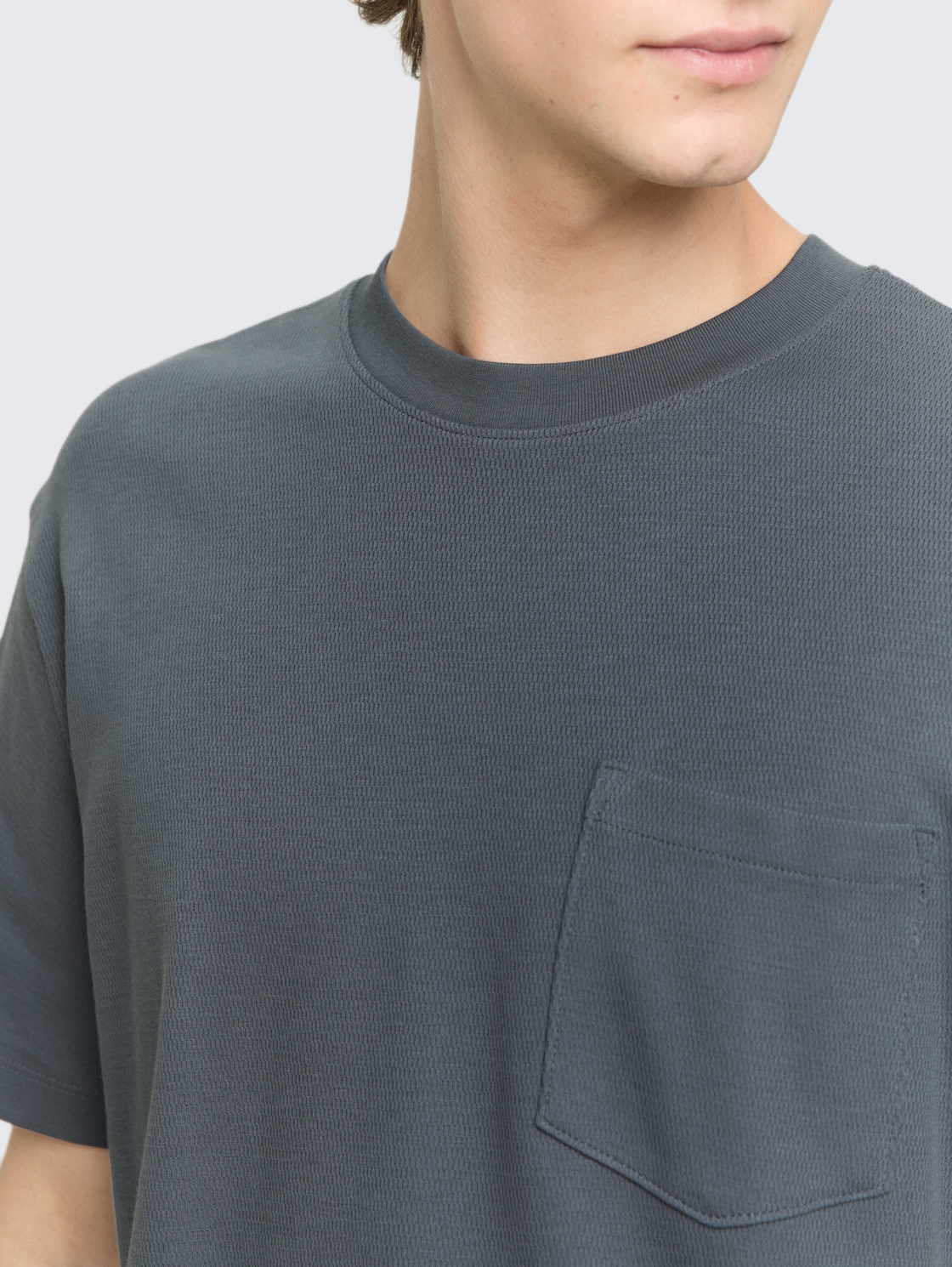 Relaxed Fit T-Shirt mit Brusttasche - urban medium grey - Detail-Model-Ansicht