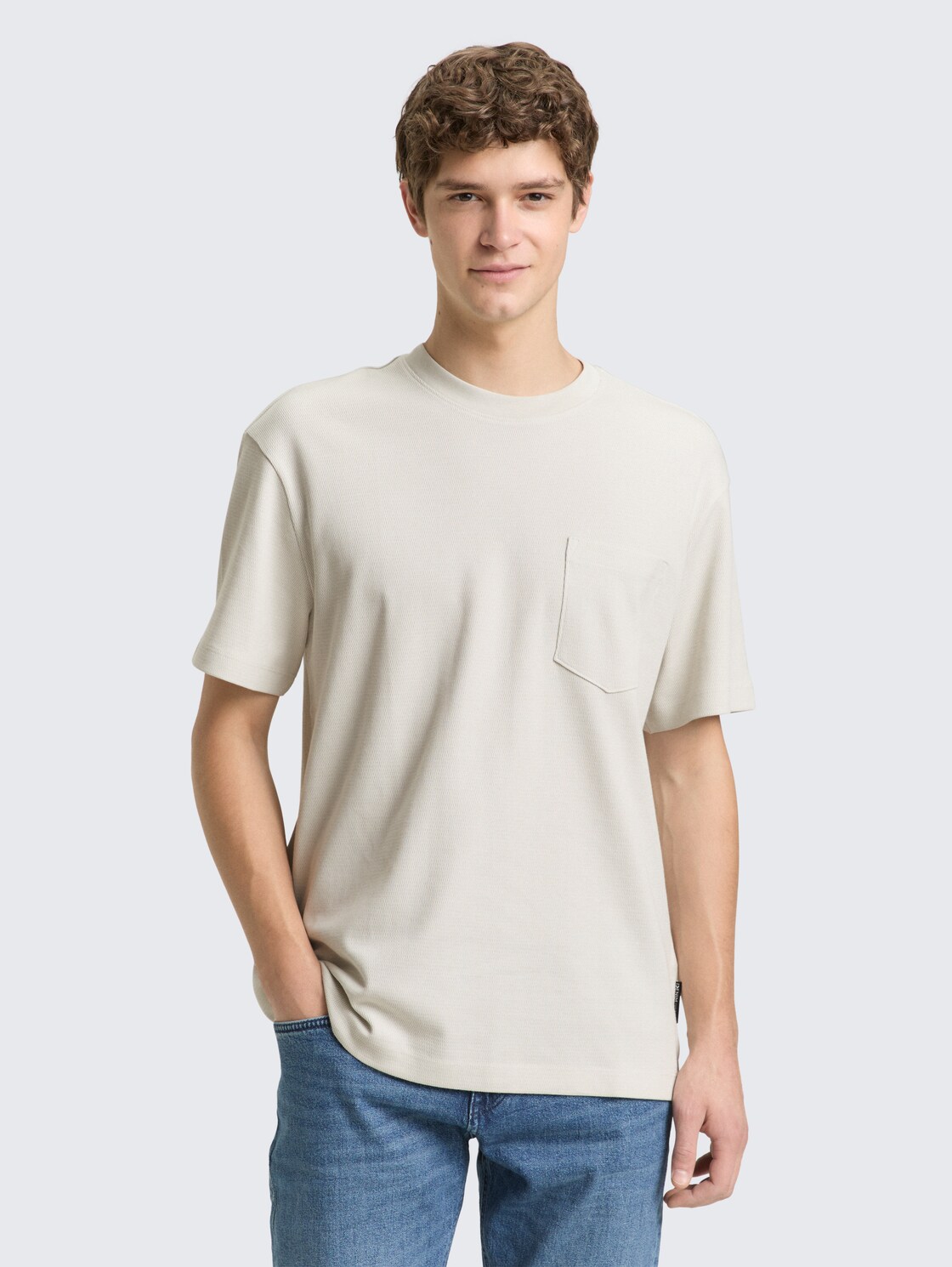 Relaxed Fit T-Shirt mit Brusttasche - greyish white - Ausschnitt Model-Vorderansicht