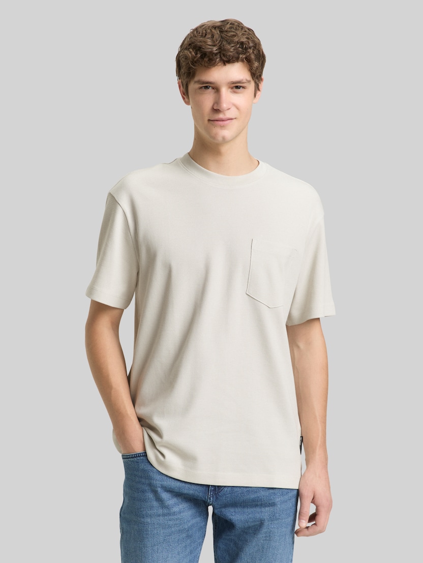 Relaxed Fit T-Shirt mit Brusttasche von Denim Male, greyish white