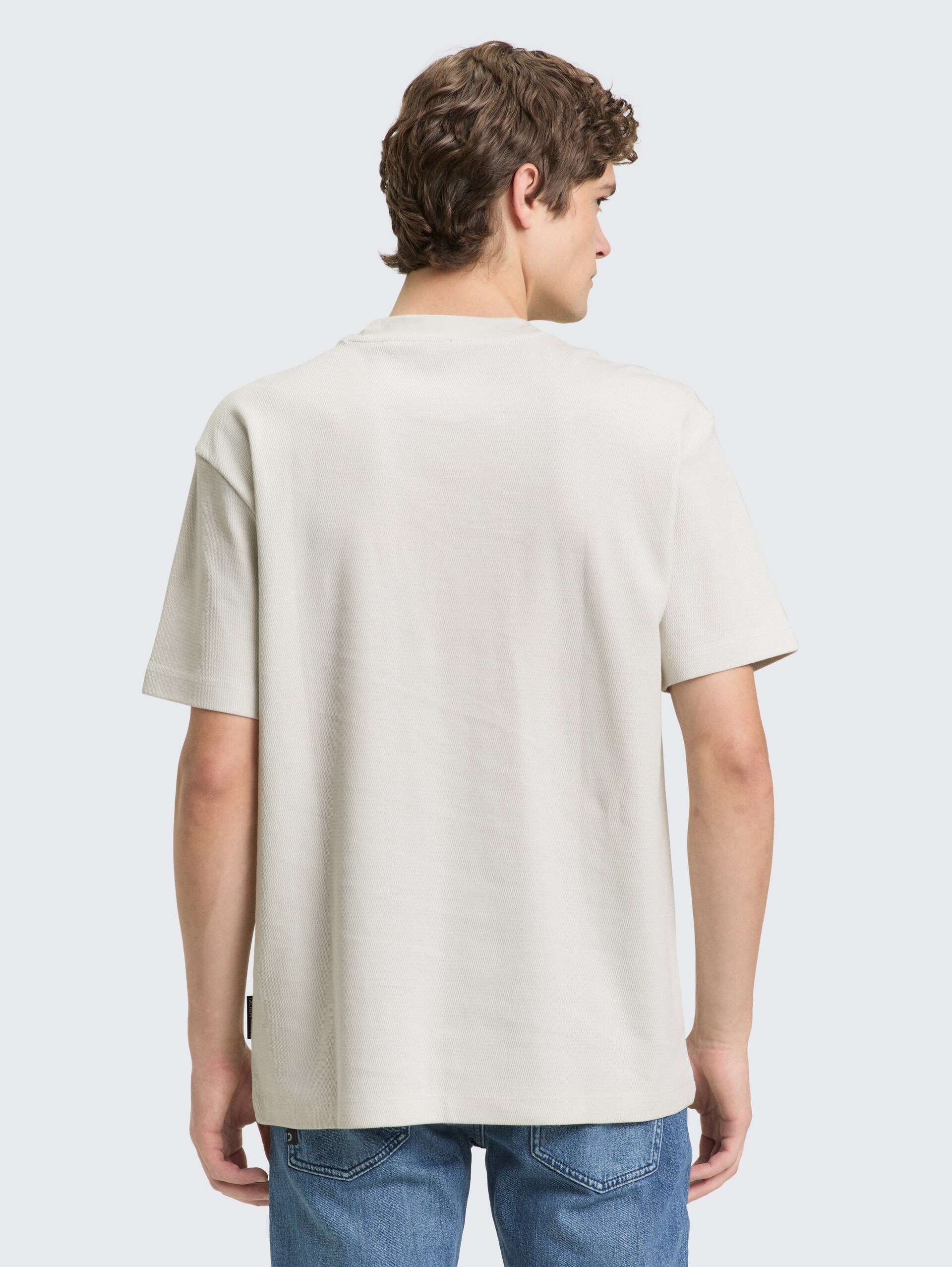 Relaxed Fit T-Shirt mit Brusttasche - greyish white - Auschnitt Model-Rückansicht