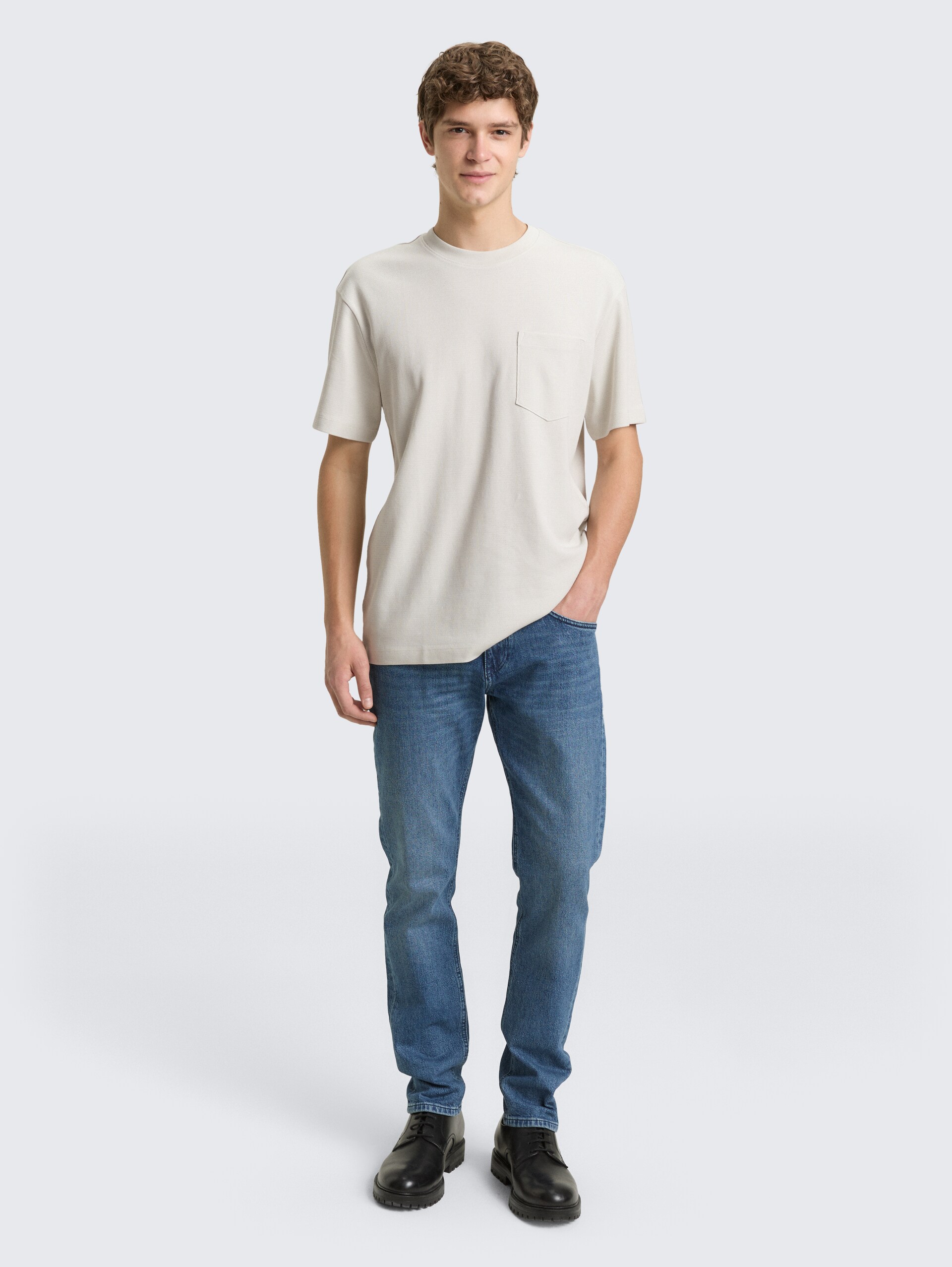 Relaxed Fit T-Shirt mit Brusttasche - greyish white - Model-Vorderansicht