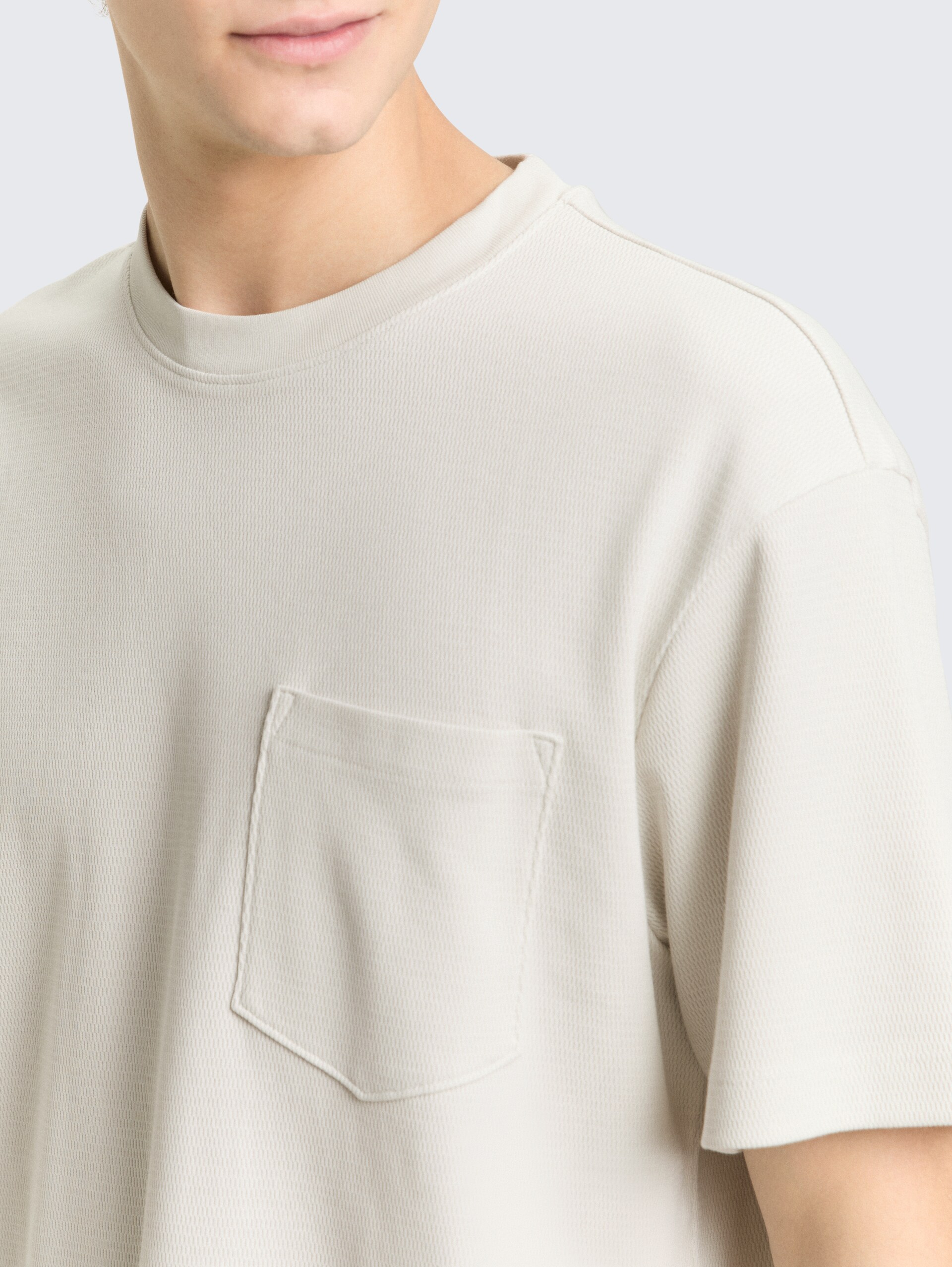 Relaxed Fit T-Shirt mit Brusttasche - greyish white - Detail-Model-Ansicht