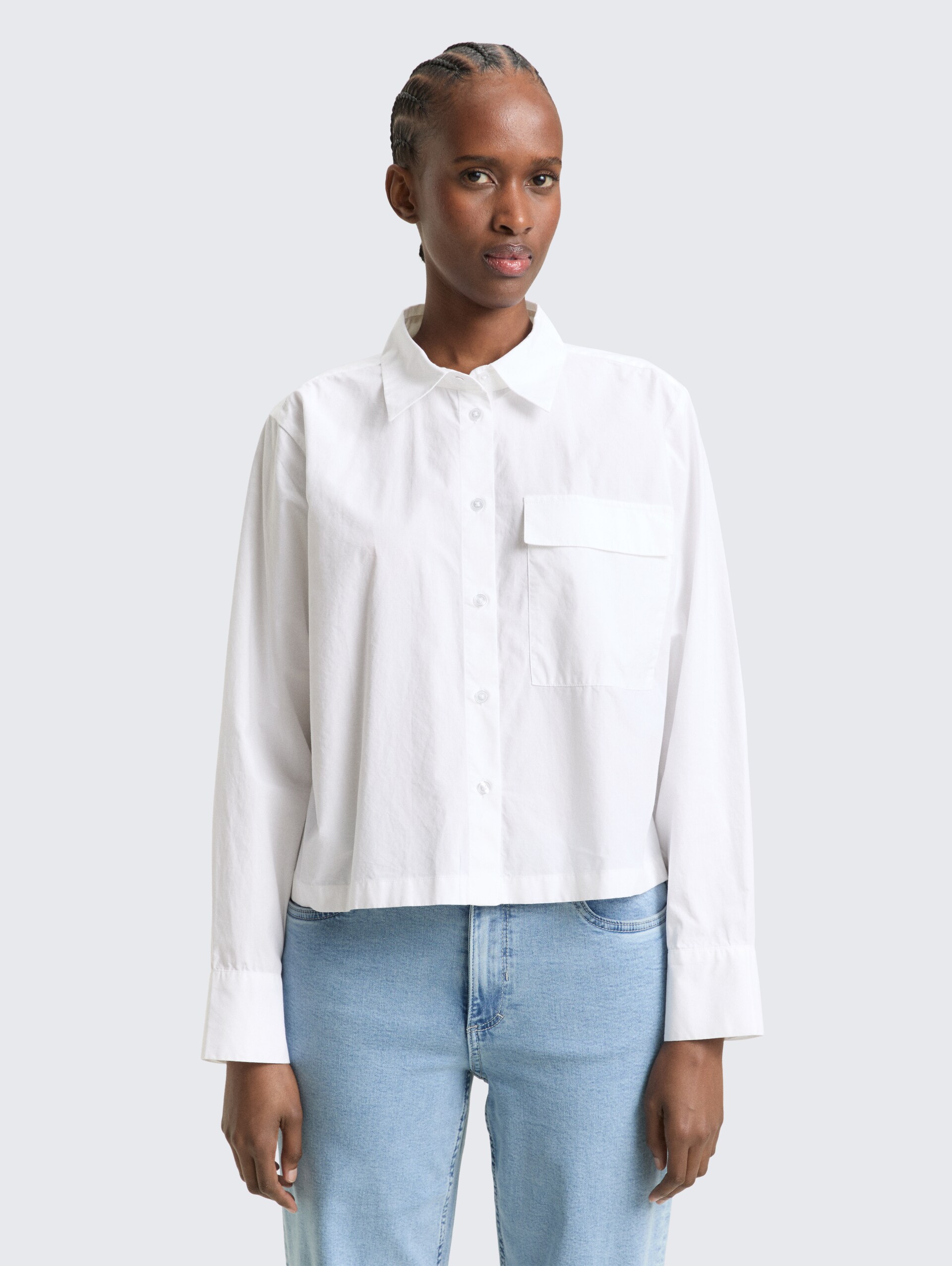 Boxy Fit Hemdbluse aus Baumwolle - White - Ausschnitt Model-Vorderansicht