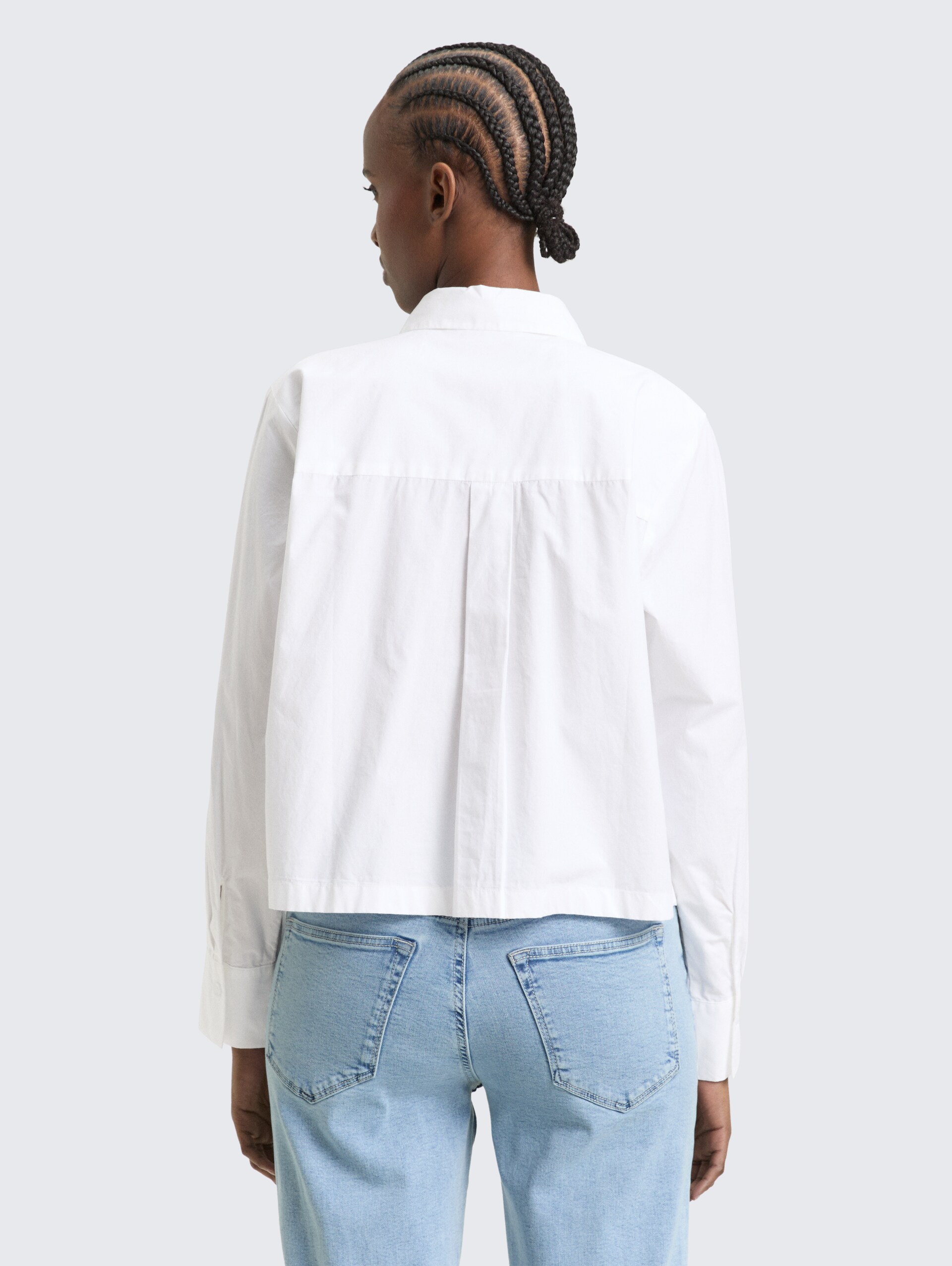 Boxy Fit Hemdbluse aus Baumwolle - White - Auschnitt Model-Rückansicht